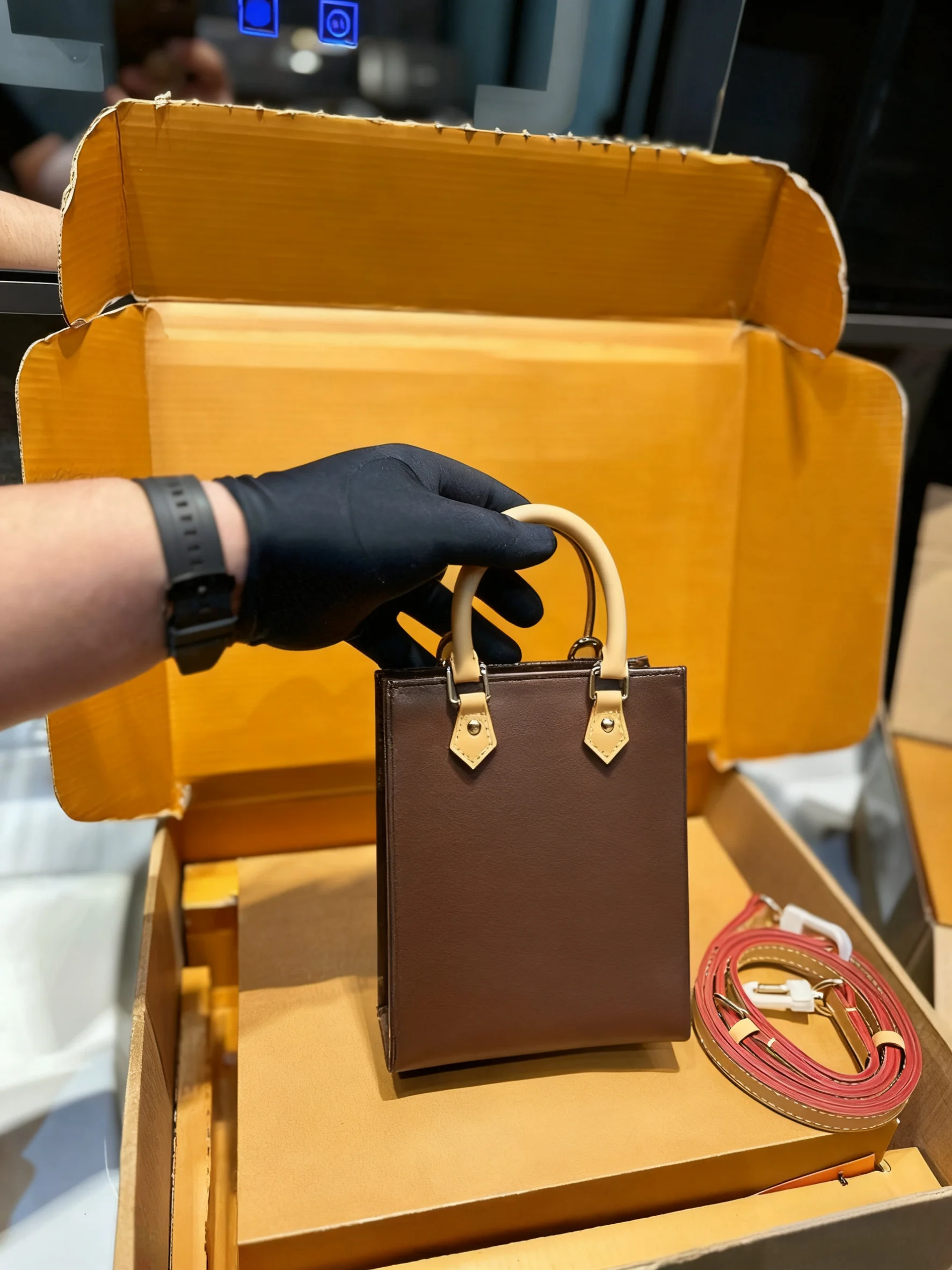 

2025 New SIZE: 14x5x17 CM Fashionable Versatile bags leather cherry Portable can be carried on the shoulder no boxes