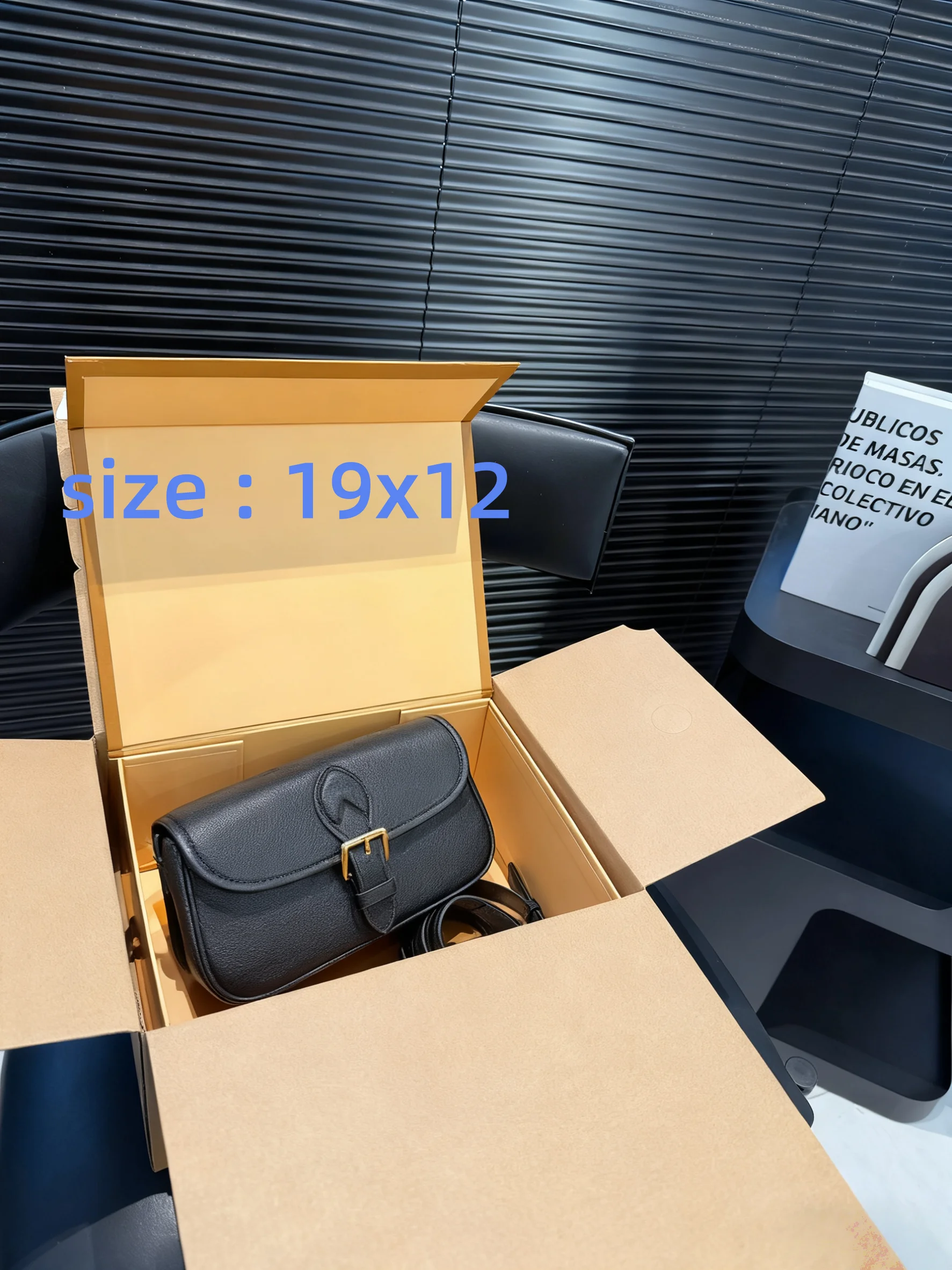 

2025 New SIZE: 19x12 CM Fashionable Versatile bags leather Portable can be carried on the shoulder no boxes