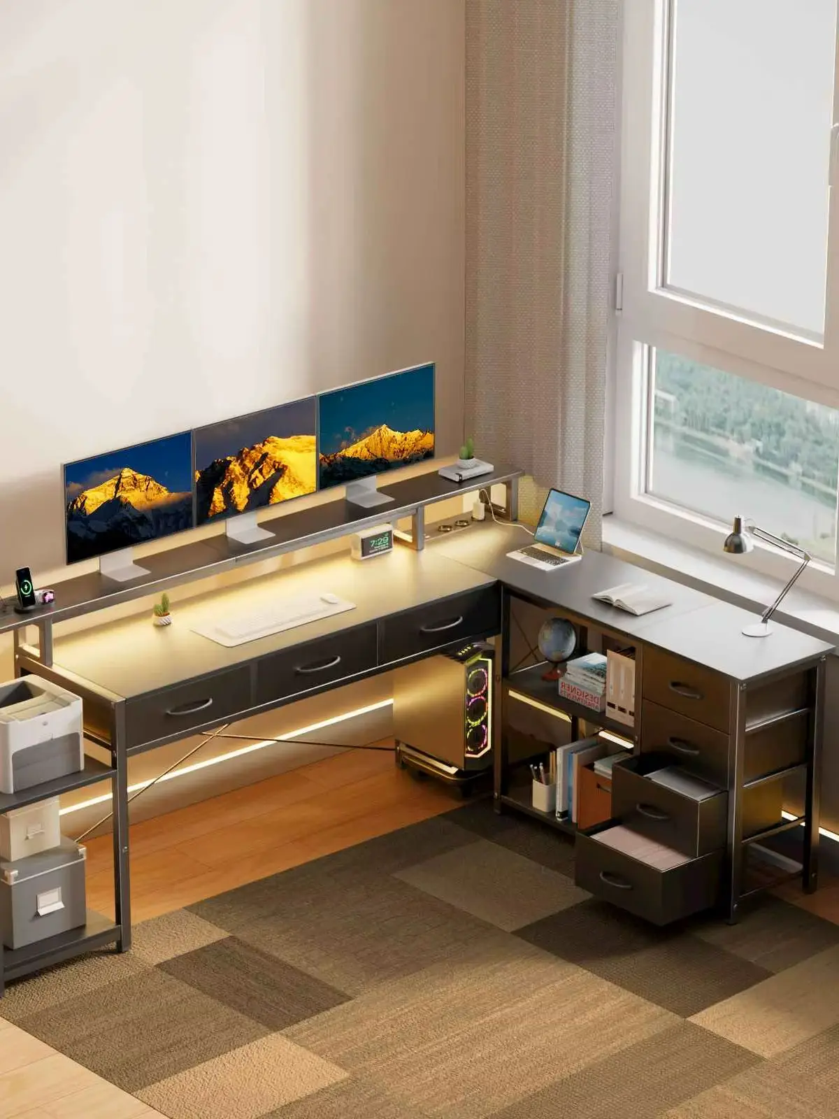 Schreibtisch, quadratischer Schreibtisch mit Schubladen, Steckdosen und USB-Anschlüssen, ausgestattet mit Monitorhalterung und LED-Beleuchtung. Schwarz