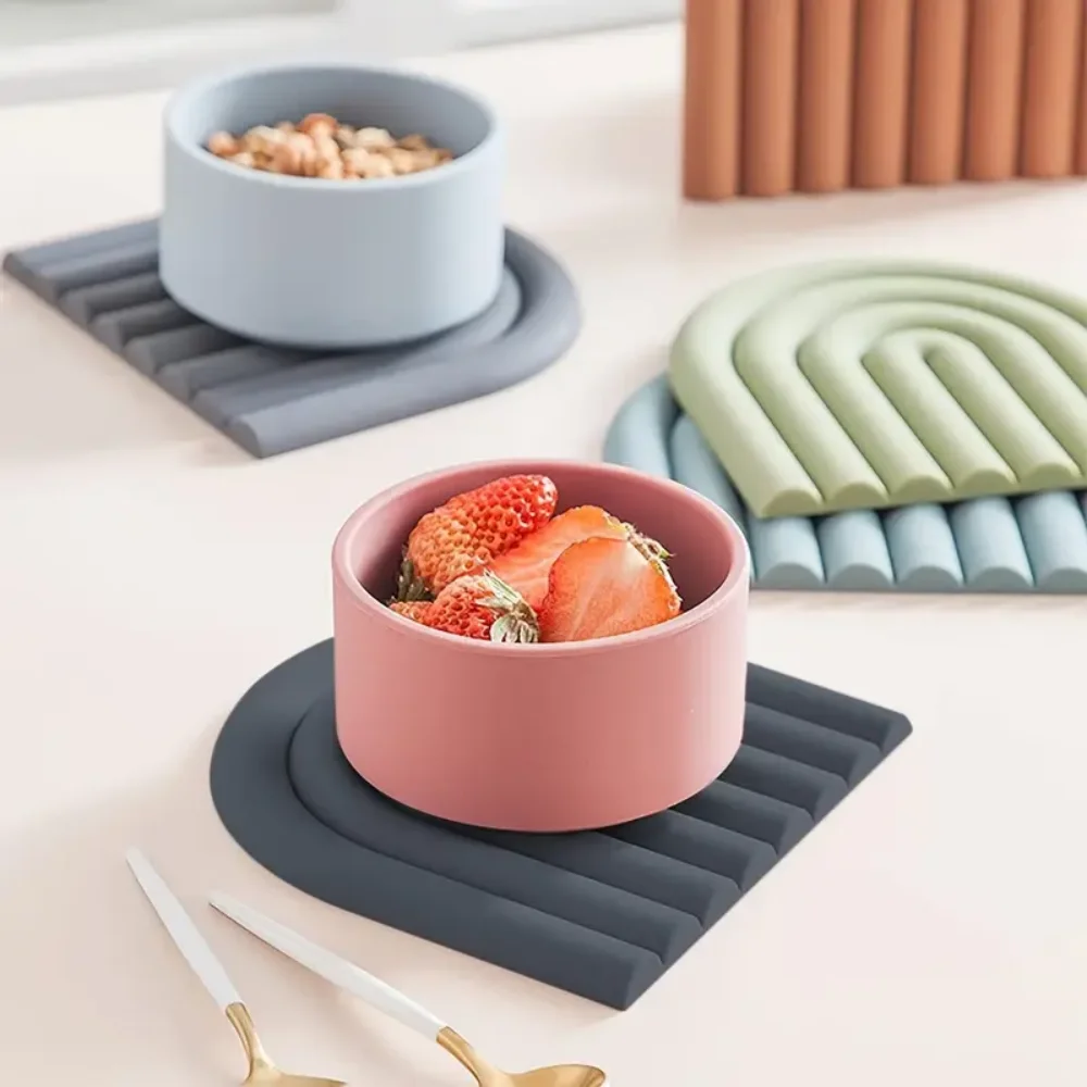 Multi-colored cloud-shaped coasters, multi-functional non-slip heat-insulating kitchen mats, silicone tripods