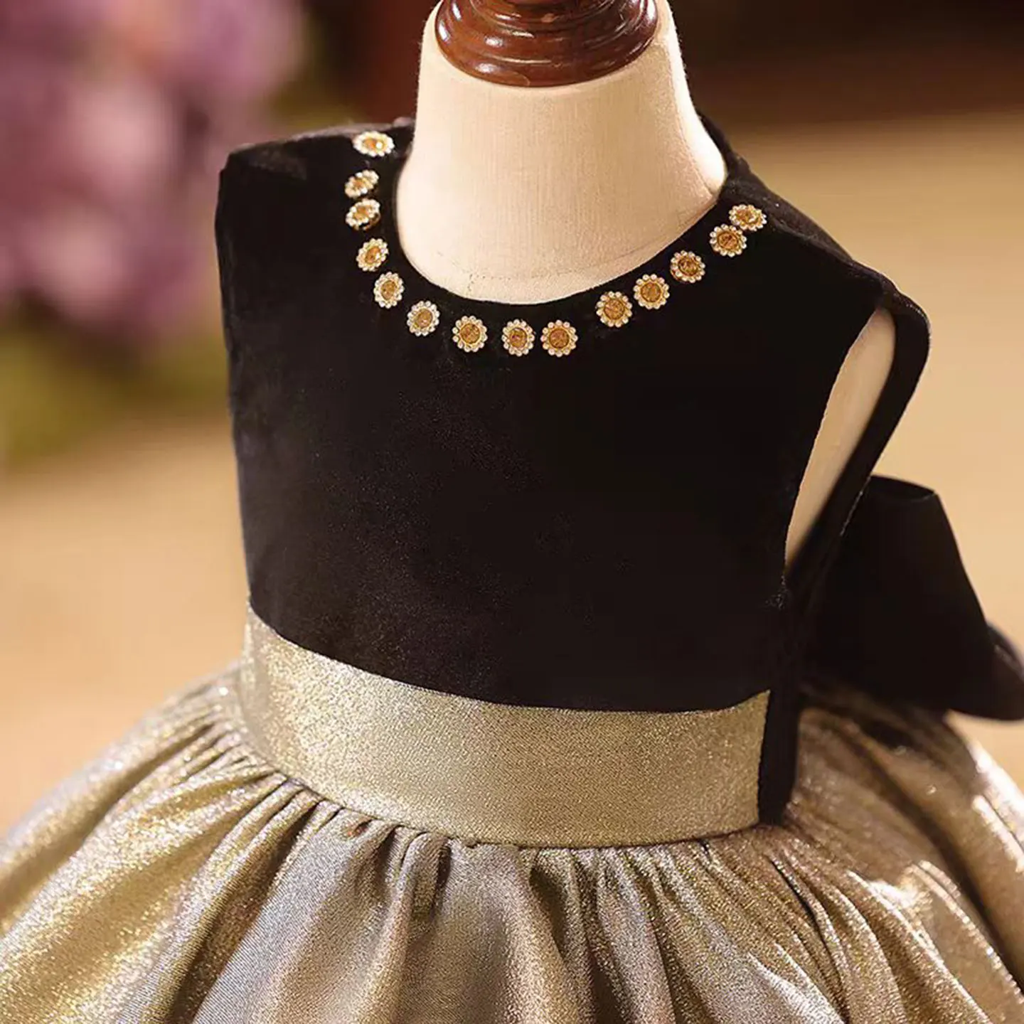 Dreamy Vow J858 Abiti da ragazza di fiore a-line in oro lucido di lusso con fiocco senza maniche Abito da ballo principessa per festa di spettacolo di nozze