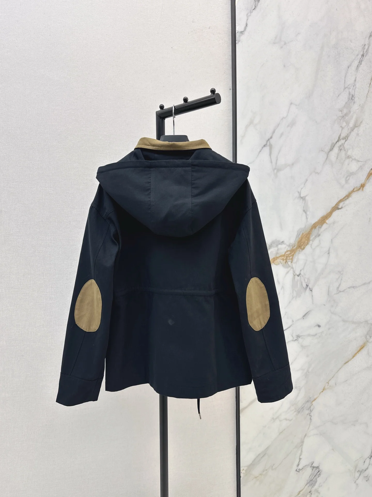 

Осень-зима 2025 года, высококачественная женская одежда на заказ, пальто контрастного цвета с лацканами и капюшоном на шнурке, ветровка, облегающий крой Sh