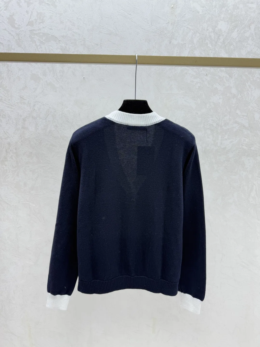 

Women's early autumn new color contrasting simple V-neck knitted long sleeved cardigan top