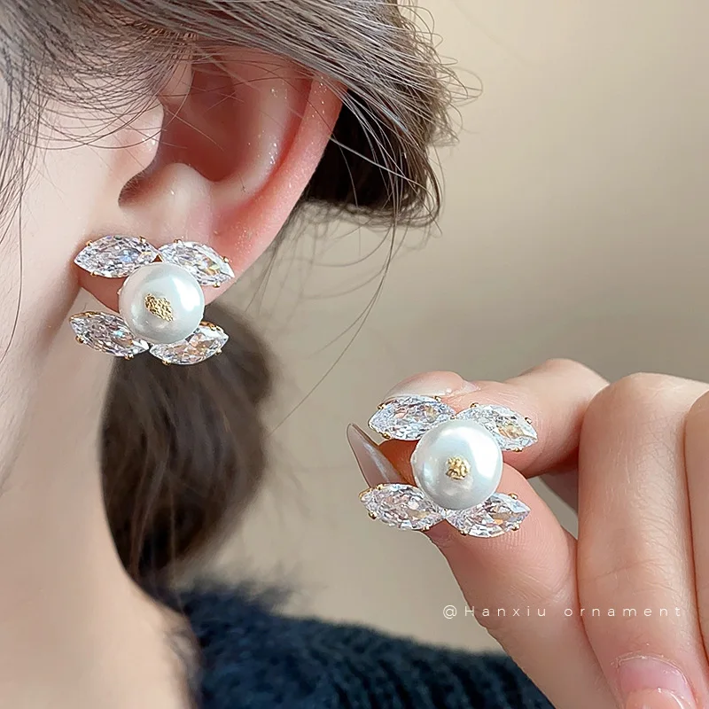 

Luxury Micro Zircon Setting Crystal & Imitation Pearls Stud Earrings For Women Golden Design Young Girls Party Jewelry Gift