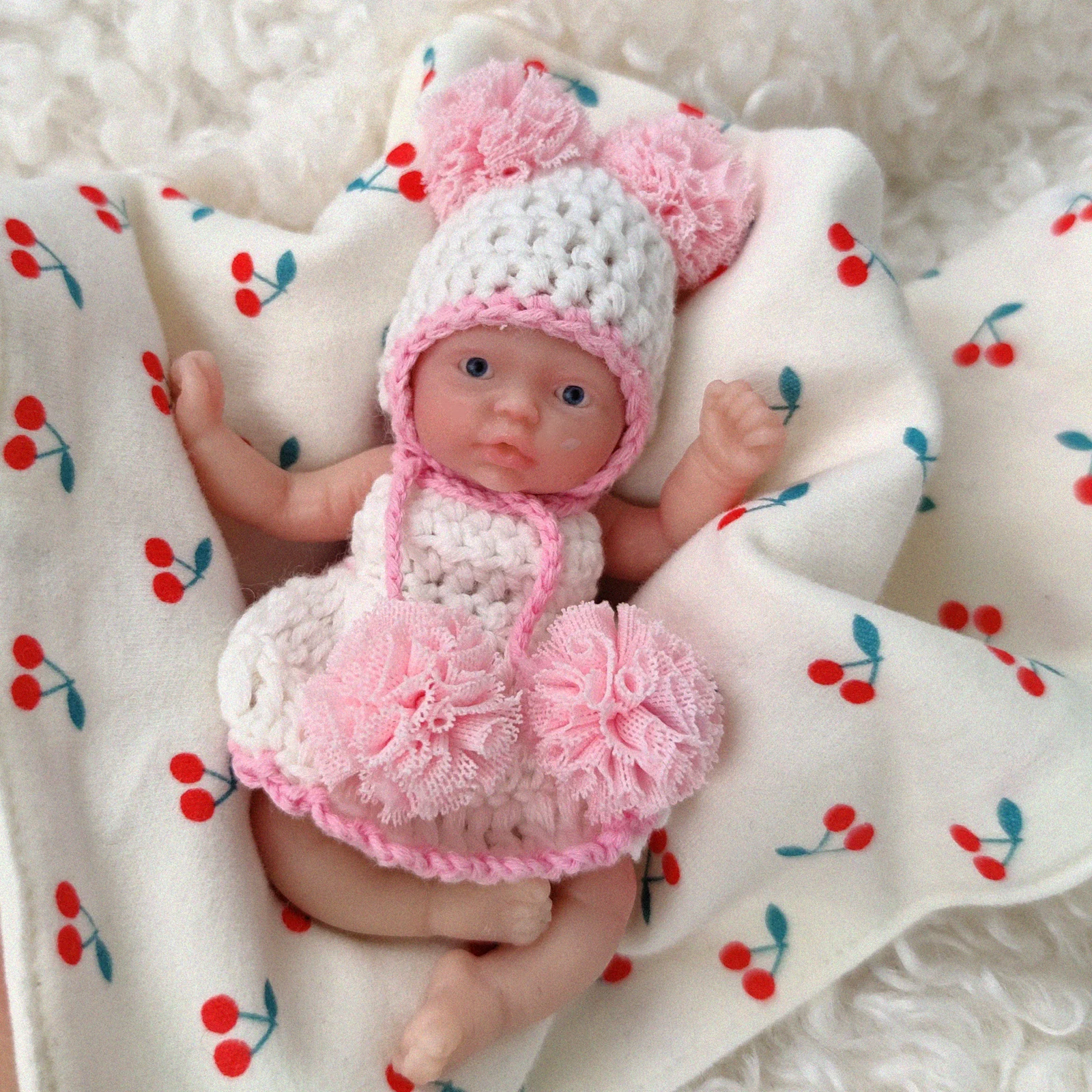 4,5 Zoll große, lebensechte Babypuppe aus Silikon, Ganzkörper-Miniatur mit rosa Outfit, Weihnachtsgeschenk für Kinder – Detail 2