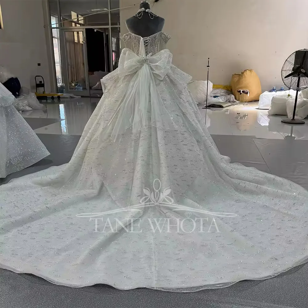 ชุดแต่งงาน Robe De Marie แบบเปิดไหล่ประดับพู่ห้อย แต่งลูกปัดคริสตัลทรงบอลกาวน์ ผ้าลูกไม้หรูหรา