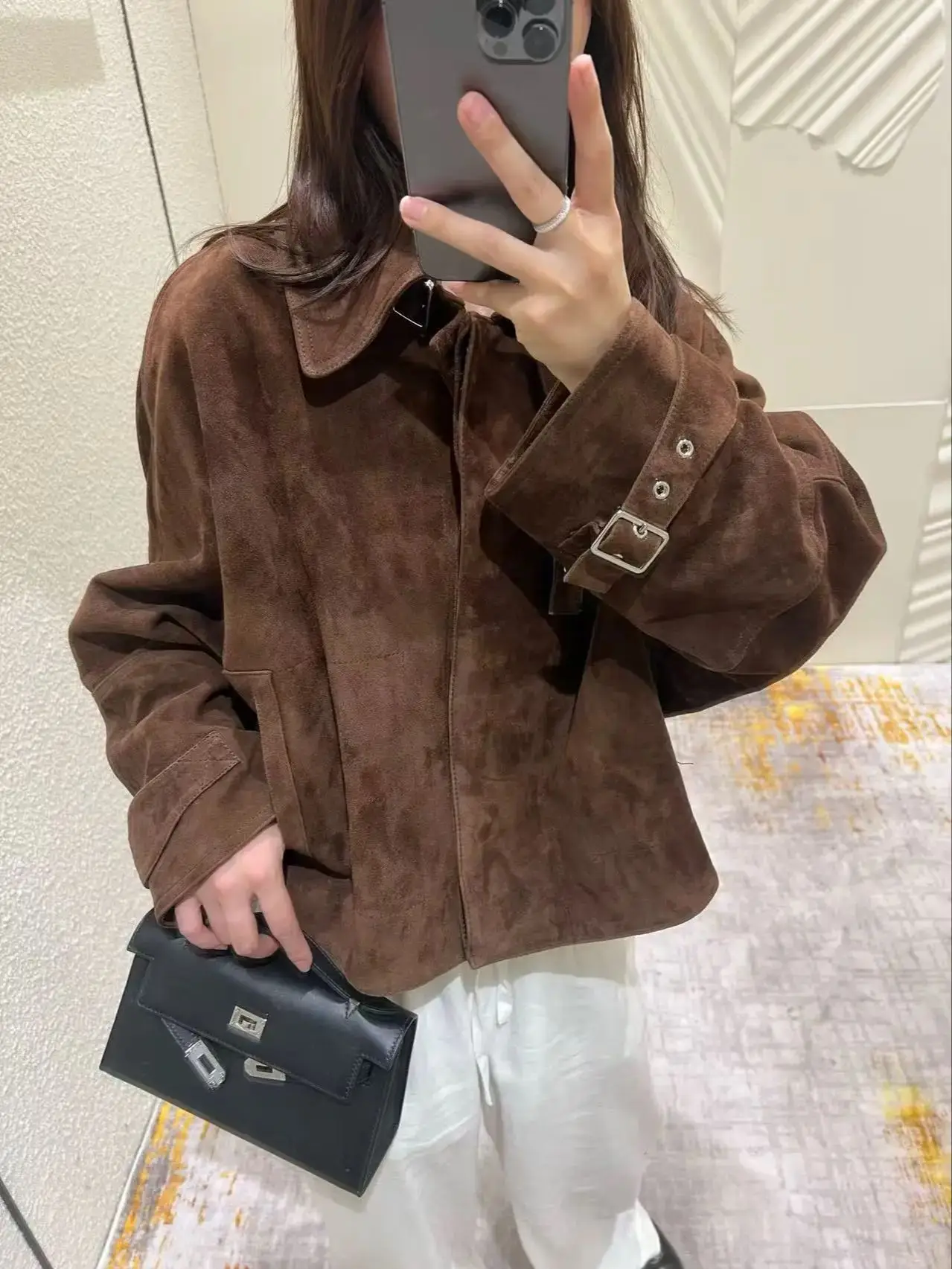 カジュアルで上品なショート丈のレディース本革スエードジャケット