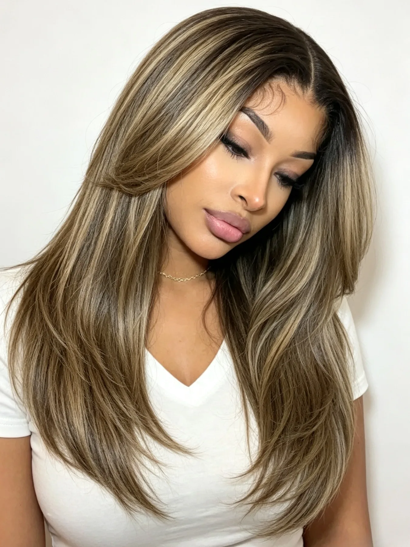 Fashion Synthetic Hair Wigs 20 Inches Straight Layered Ash Blonde Highlight Dark Roots Machine Woven Heat Resistant Fiber Beginn