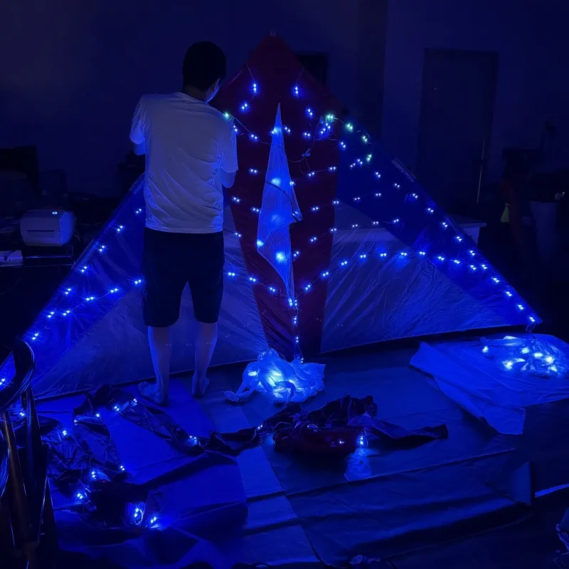 Große led nacht delta drachen 3sq. M ray reißfester Drachen rahmen aus Nylon und Kohle faser mit Lichtern und Schlauchs chwänzen