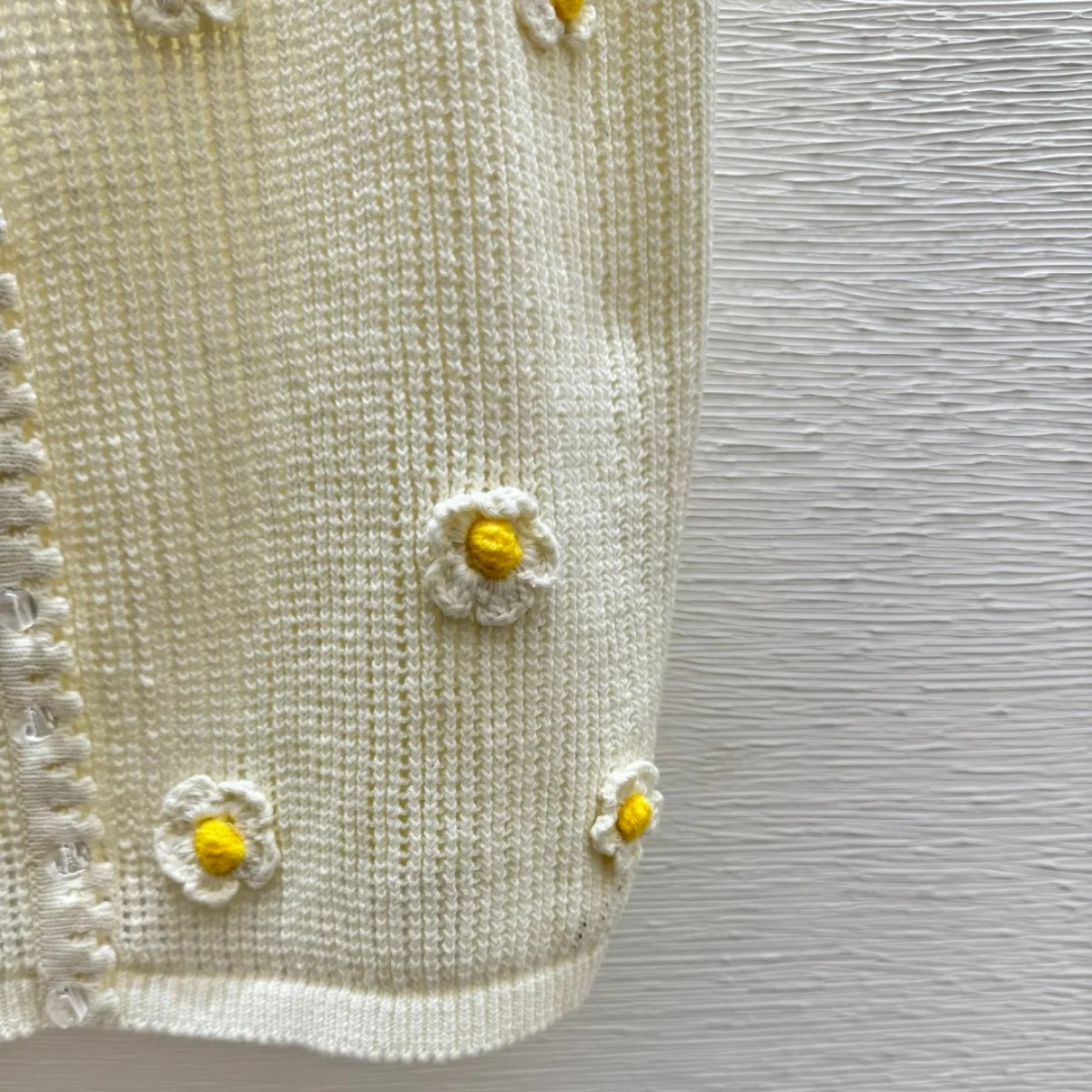 2026 high-quality women's rice white three-dimensional small flower V-neck knitted sling--hb804