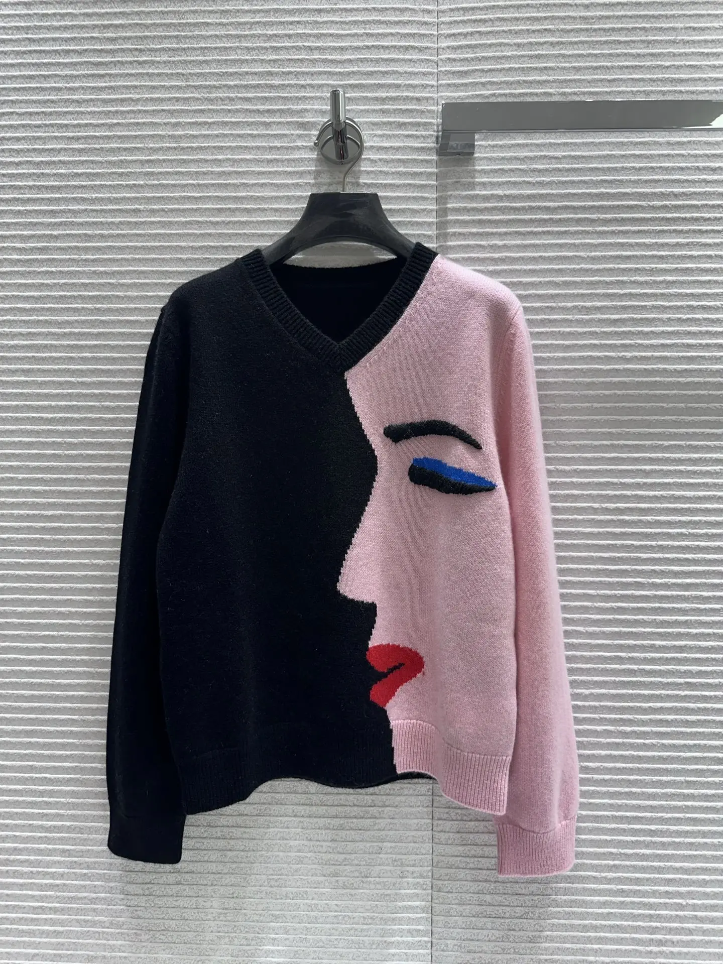 

The new winter 2025 women's cashmere sweater with dopamine design 100% pure cashmere soft smooth and highly elastic girl clothes
