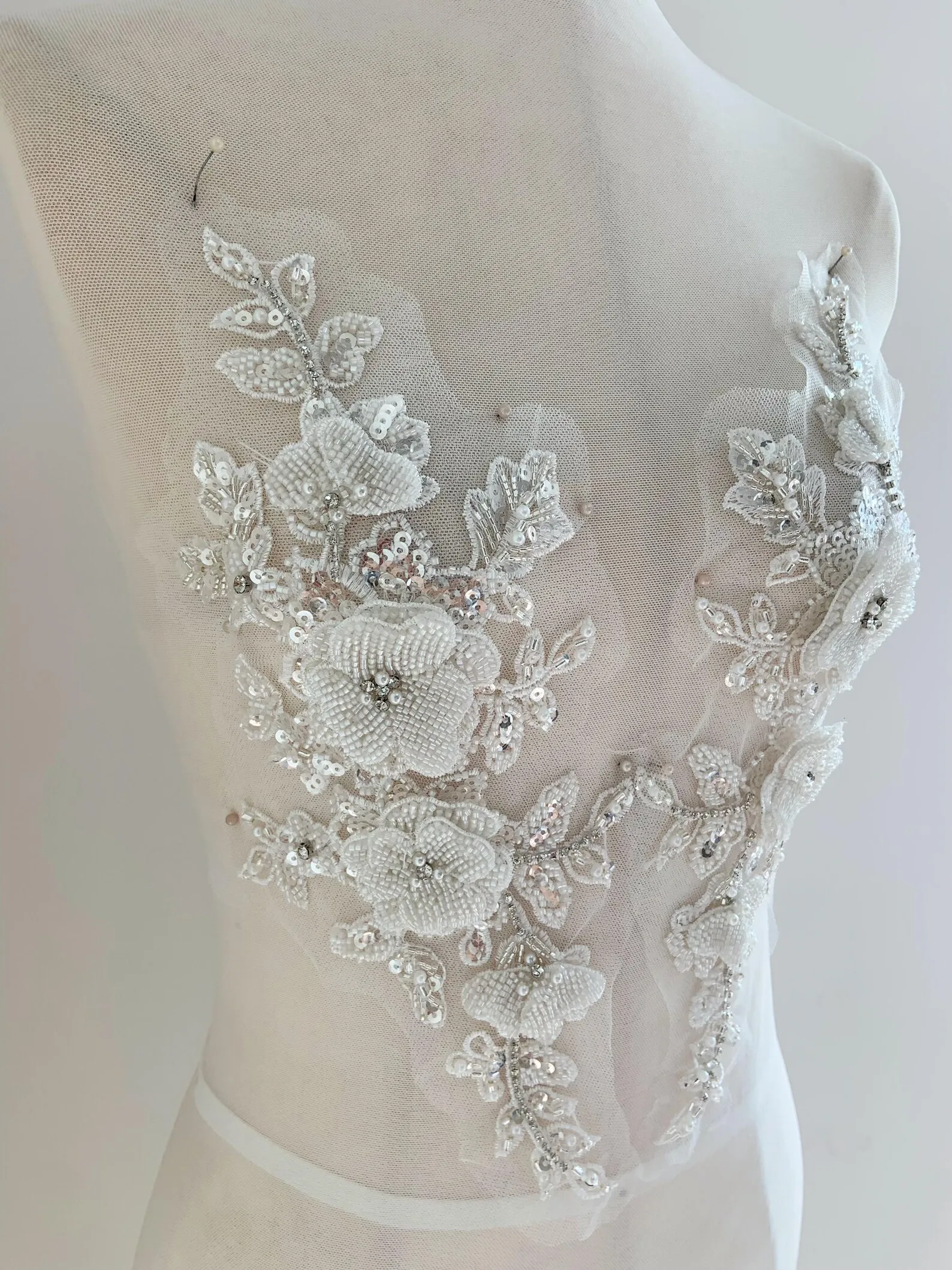 

Белая камелла, ручная работа, стразы, аппликация из бисера, нашивка, тяжелые цветы из бисера для платья, элегантное украшение для выпускного платья