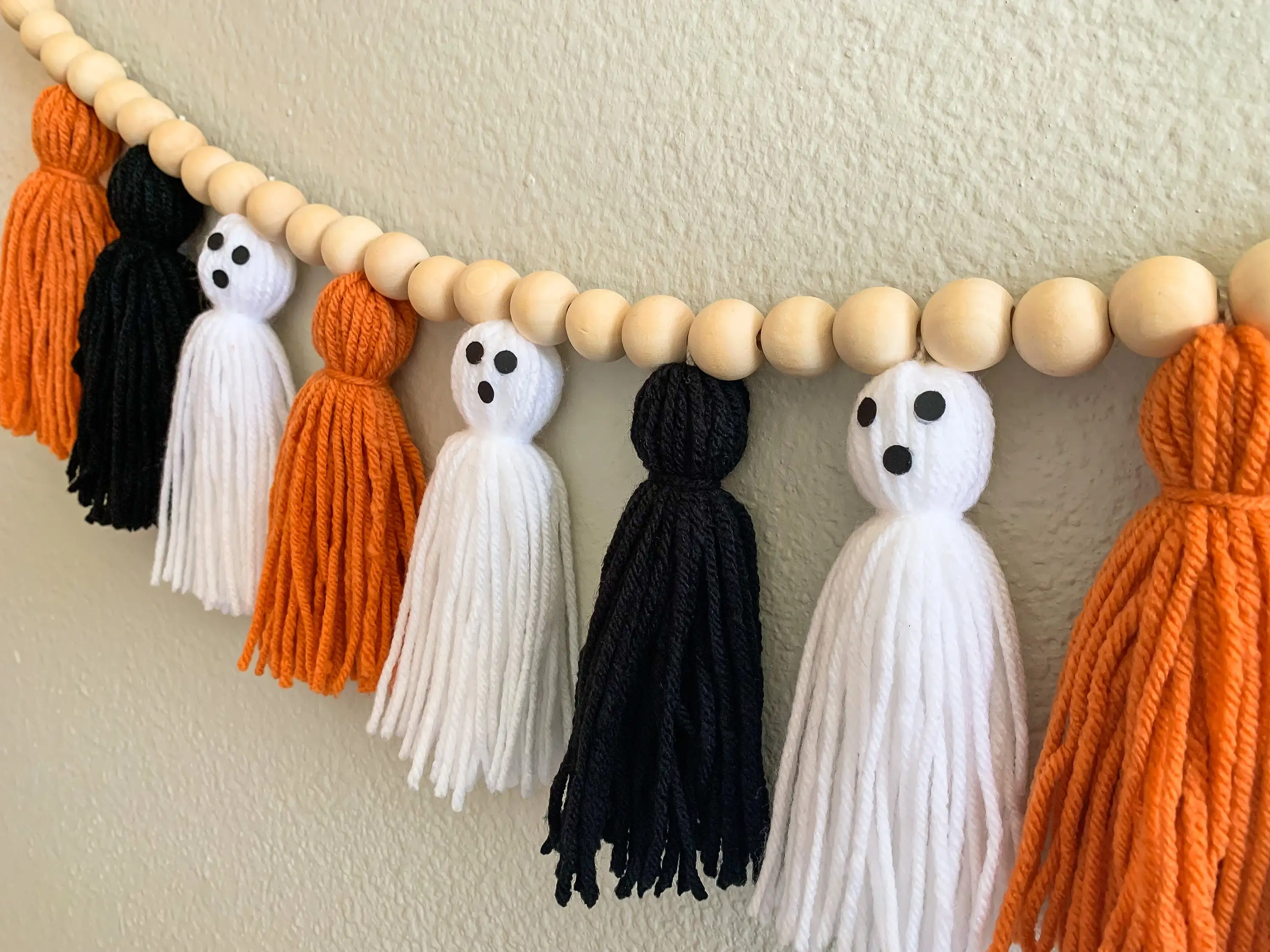 Halloween Garland, Ghost Garland, Yarn Tassel Garland with Wood Beads, Halloween Decoration, Halloween High Chair Banner, Fall H