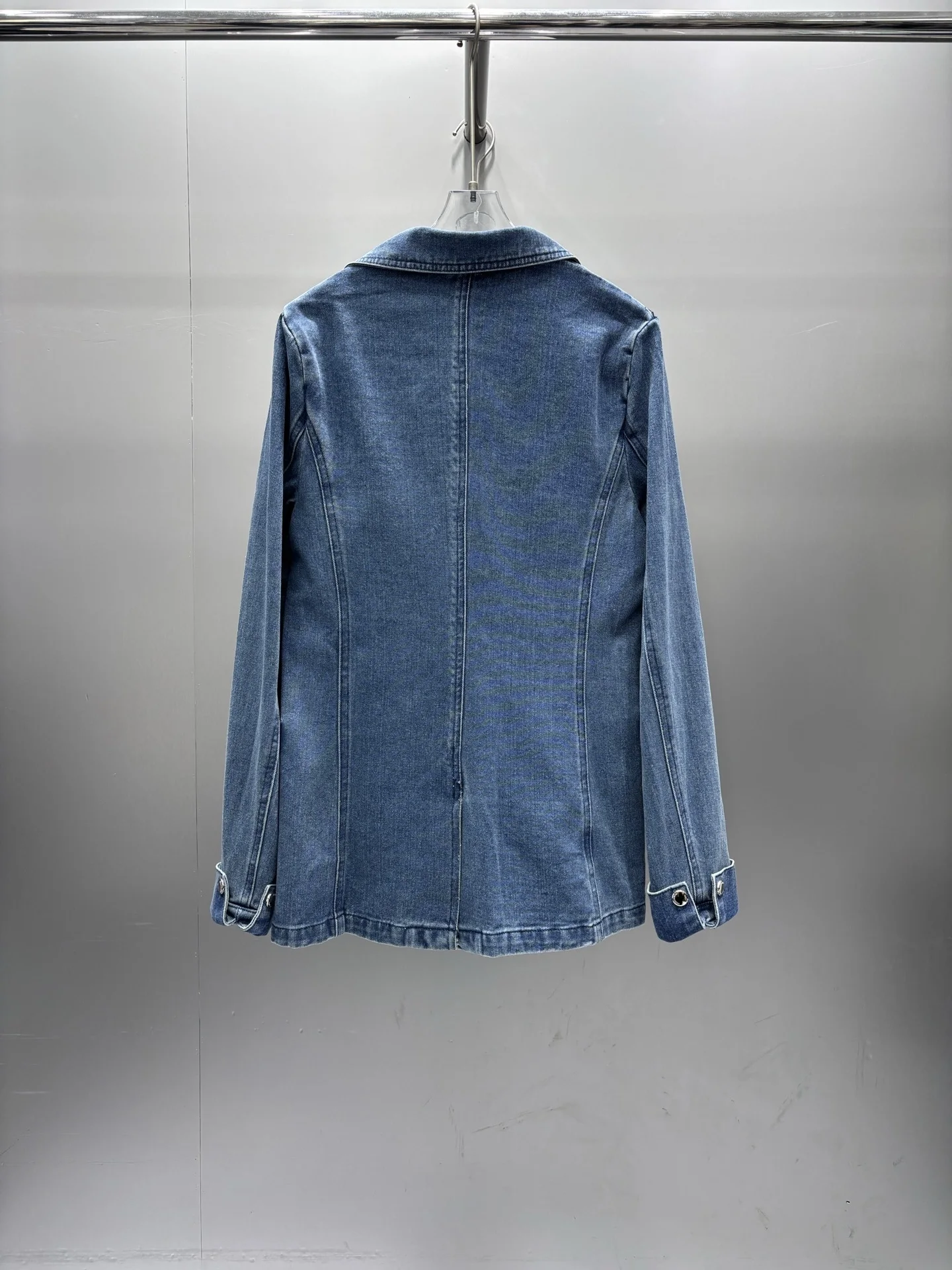 

New Autumn/winter Collection of Denim Jackets with Embroidered Pocket Lapel for Casual and Versatile