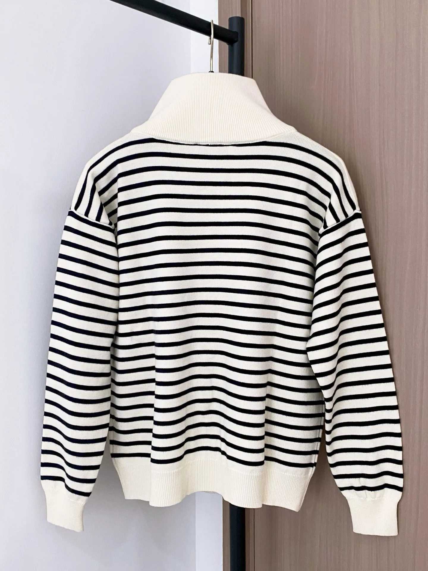 

2025 Autumn/Winter New Design Women's Stand Up Collar Pullover Long Sleeved Striped Knit Sweater with Zipper