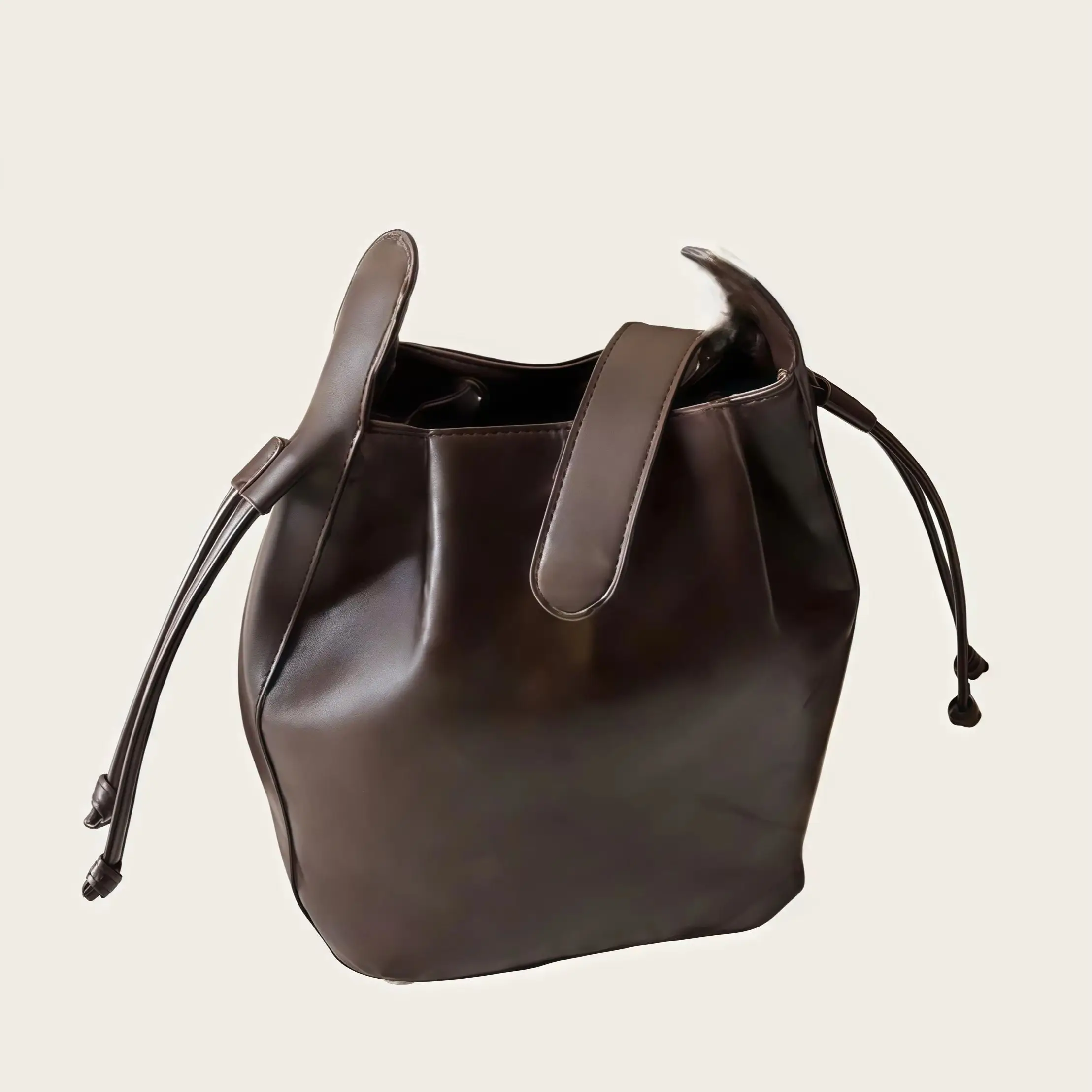 

2026 Новая стильная сумка, сумка через плечо, сумка через плечо, сумка-мешок, кожа ягненка, плечевой ремень с металлической цепочкой, коричневый 19 x 23 см