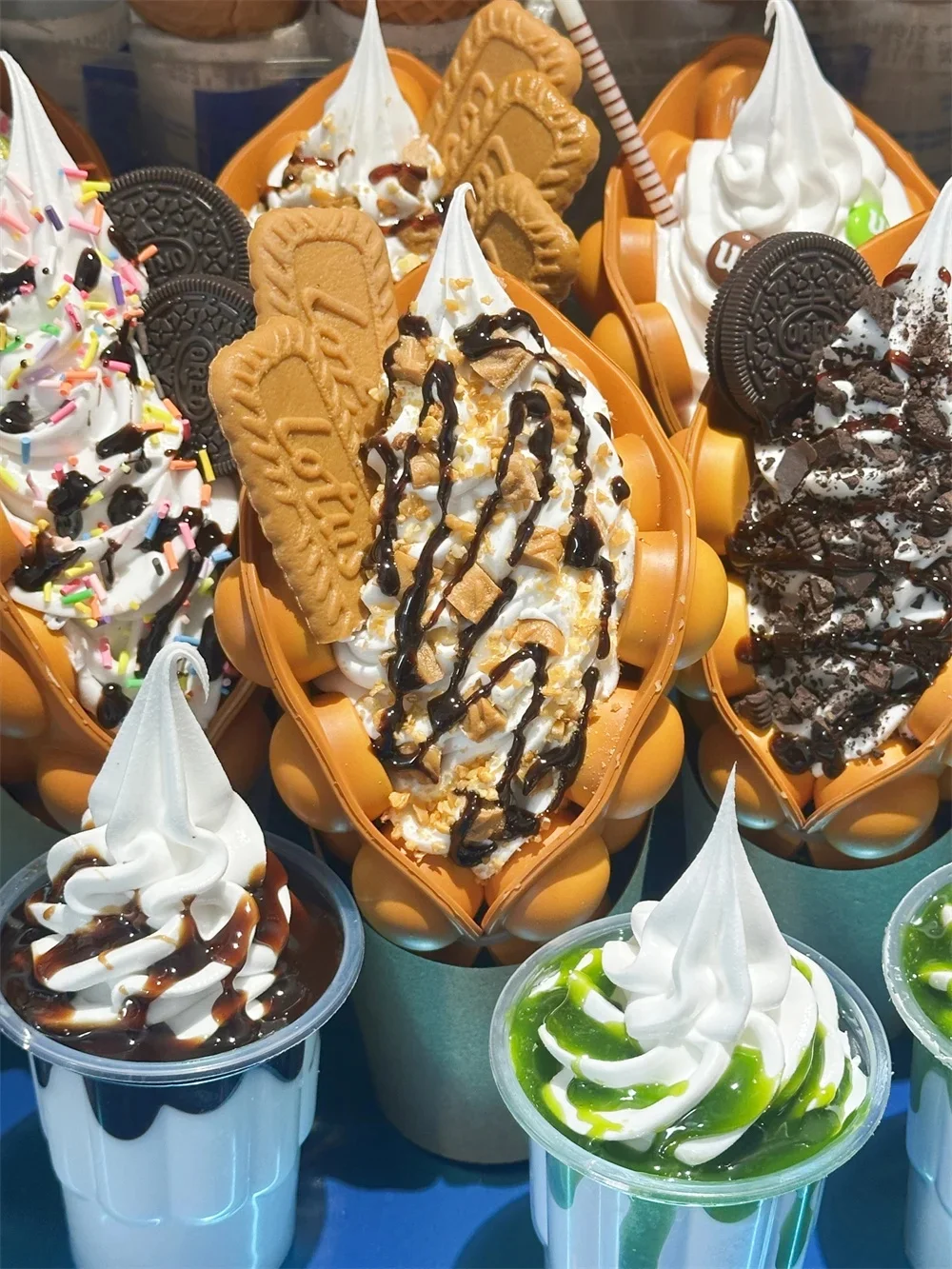 Présentoirs alimentaires, modèles réalistes, gaufres à bulles, crème fouettée sur glace, biscuits au chocolat, barres de collation, chariots à desserts durables