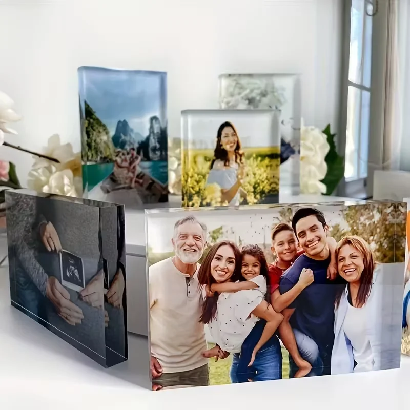 Eine individuelle Acryl-Tischdekoration mit personalisierten Fotooptionen, einschließlich künstlerischer Bilder, Paarporträts und Familienfotos. – Detail 6