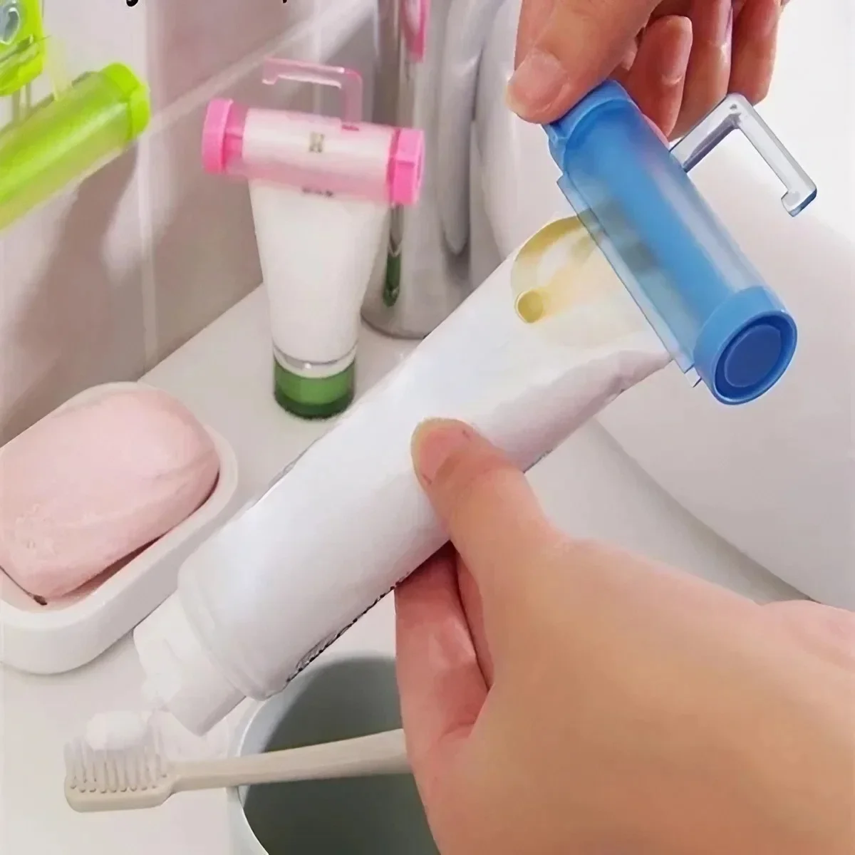 JJYY Mehrzweck-Rollrohr-Quetscher Zahnpasta-Spender Saugnapfhalter Dentalcreme Badezimmer Manueller Spritzen-Spender