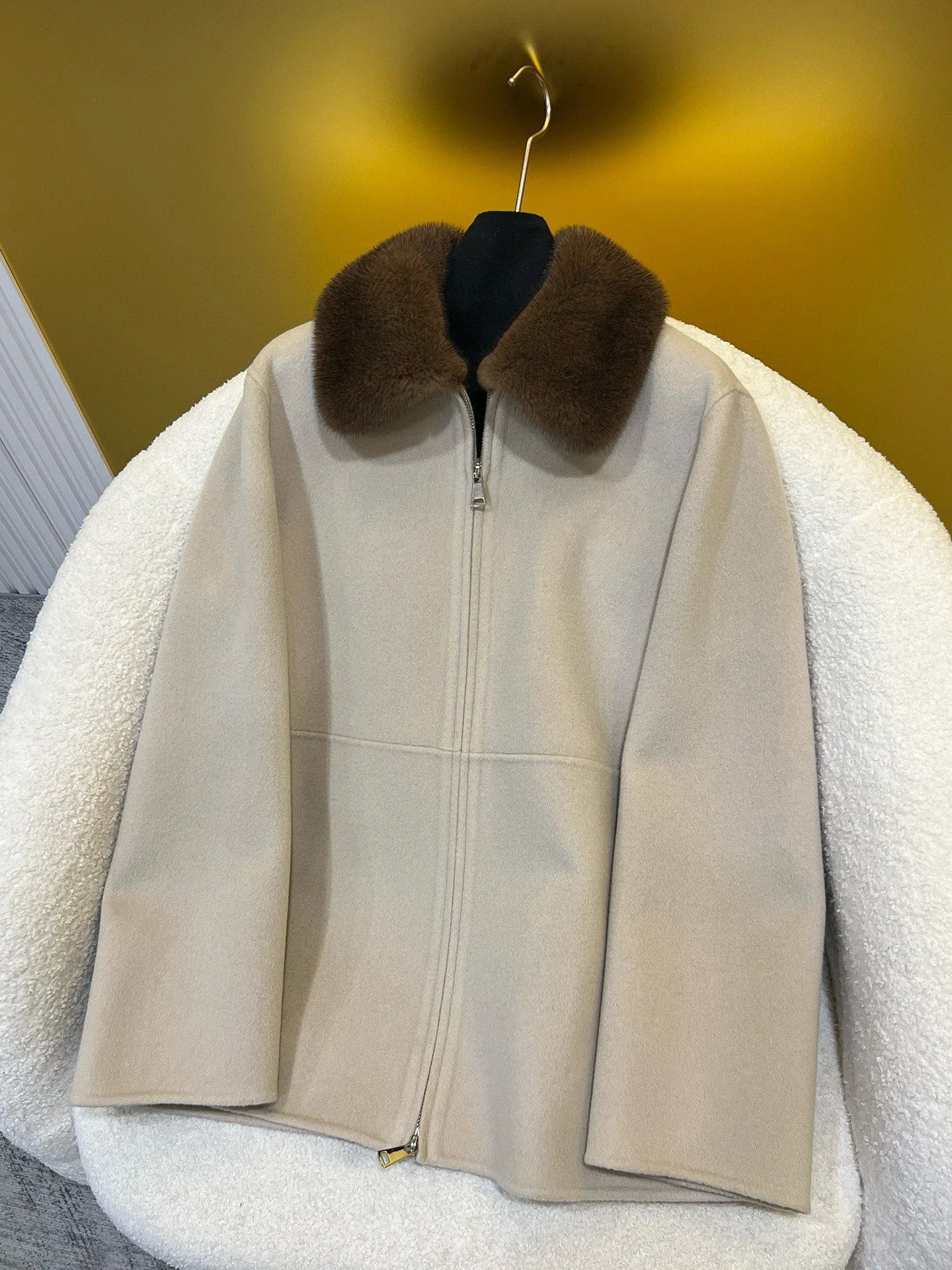 

Элегантное роскошное женское кашемировое пальто с воротником из натуральной норки.