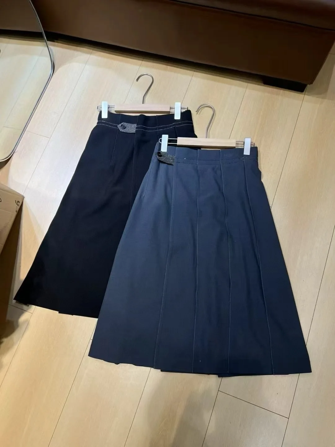 

Elegant casual finely decorated women's solid color mid-length skirt