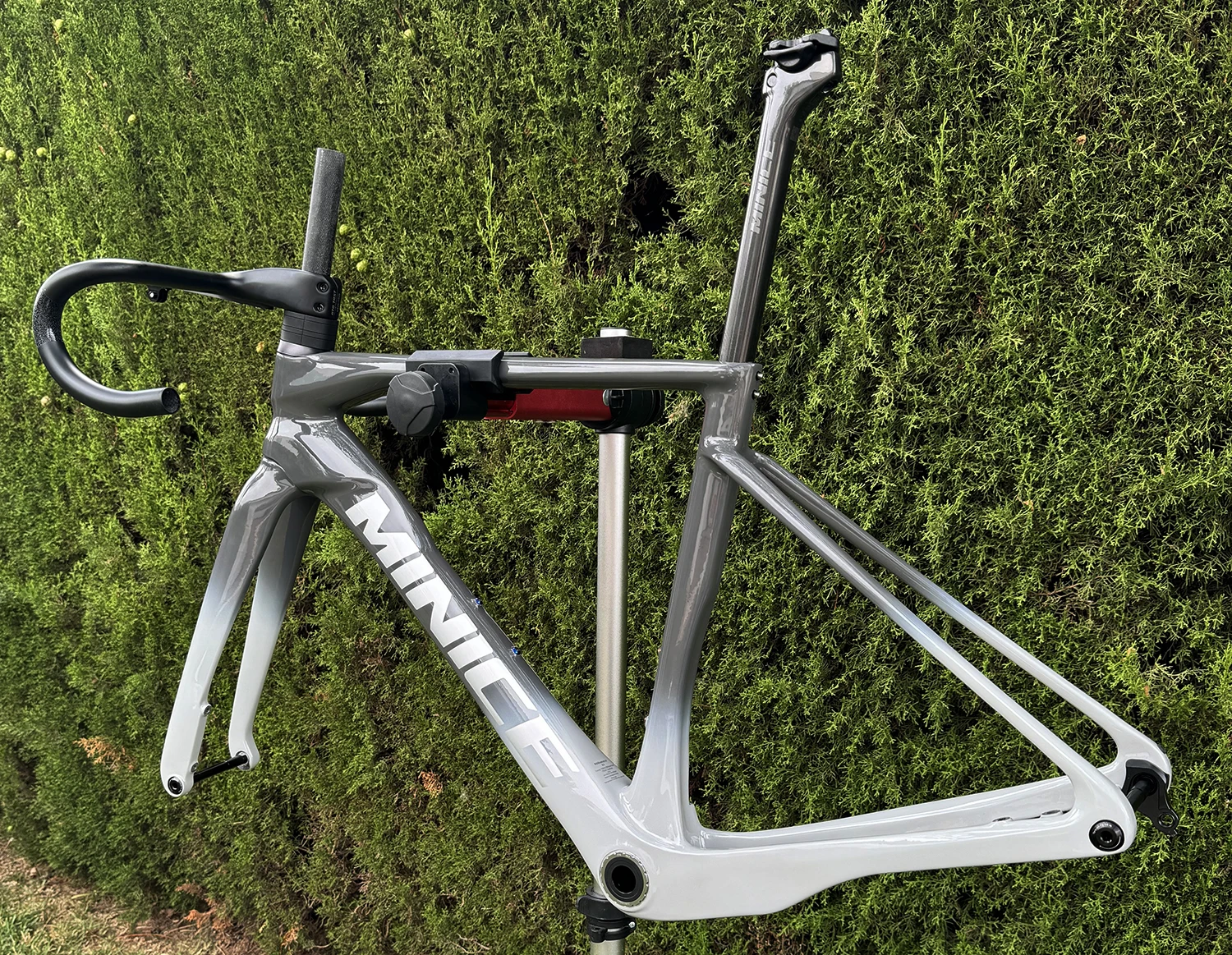 Minice Aerodynamischer EPS-geformter Carbonrahmen mit Scheibenbremse, max. 700*32C, AERO Rennrad-Rahmenset, BSA, vollständig interne Kabelführung, Lenker, DI2, mechanisch – Detail 15