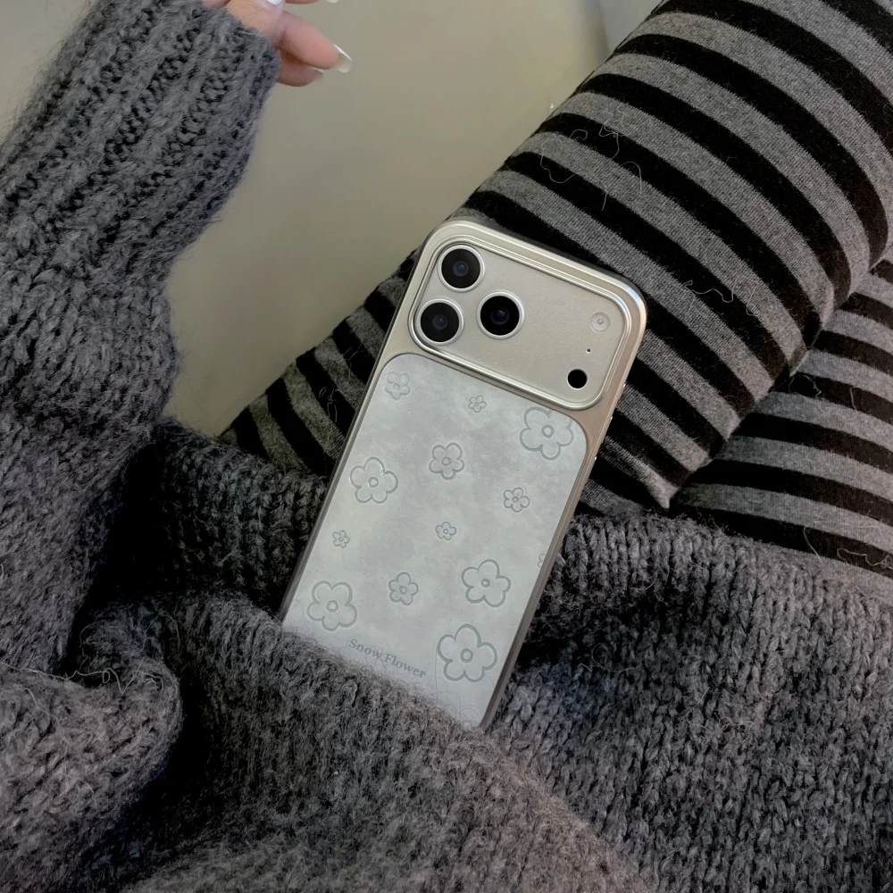 

Cute hand-painted small flower blue background mobile phone case, suitable for iPhone 14/15/16/17 Pro Max, new protective case