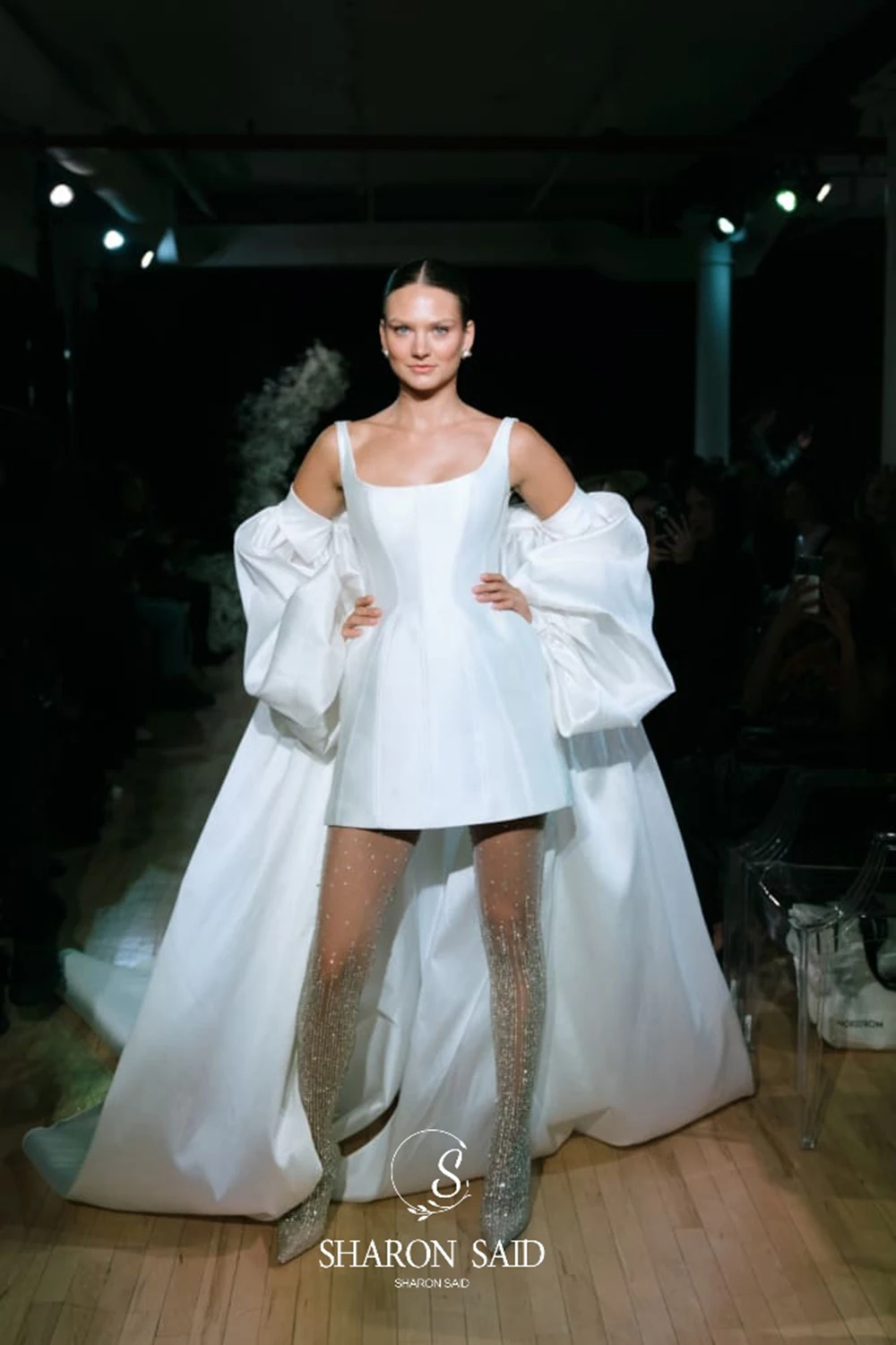 Sharon Said Abito da sposa in raso bianco sporco con colletto quadrato semplice 2025 con maniche a mantella staccabili Abiti da sposa SW320 personalizzati