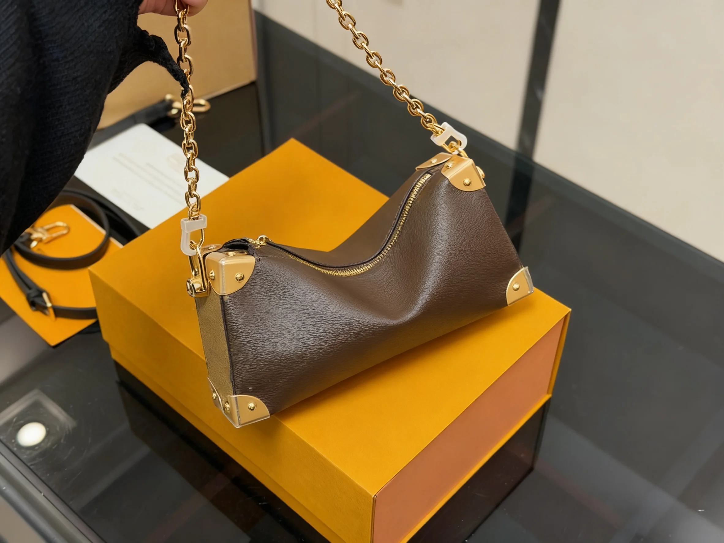 

2025 New SIZE: 23x11 CM Fashionable Versatile bags leather cherry Portable can be carried on the shoulder no boxes