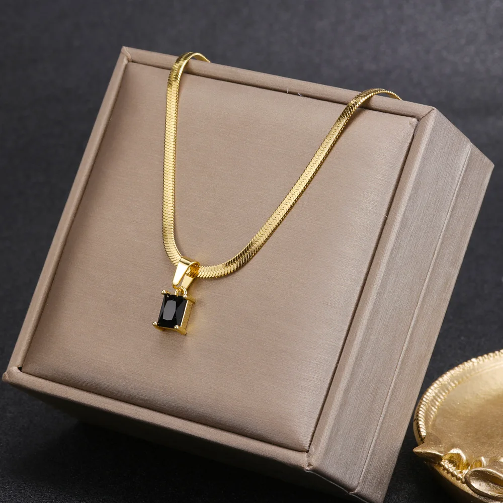 Vintage Rust Steel Zircon Necklace Flat Snake Bone Chain Blade Chain Square Emerald Pendant Necklace Women Dropshipping