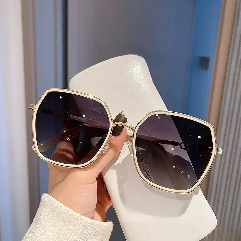 Lunettes de soleil de luxe à monture blanche pour femmes, protection contre les rayons UV, grande monture accentuée du visage, pour la conduite, nouvelle collection été