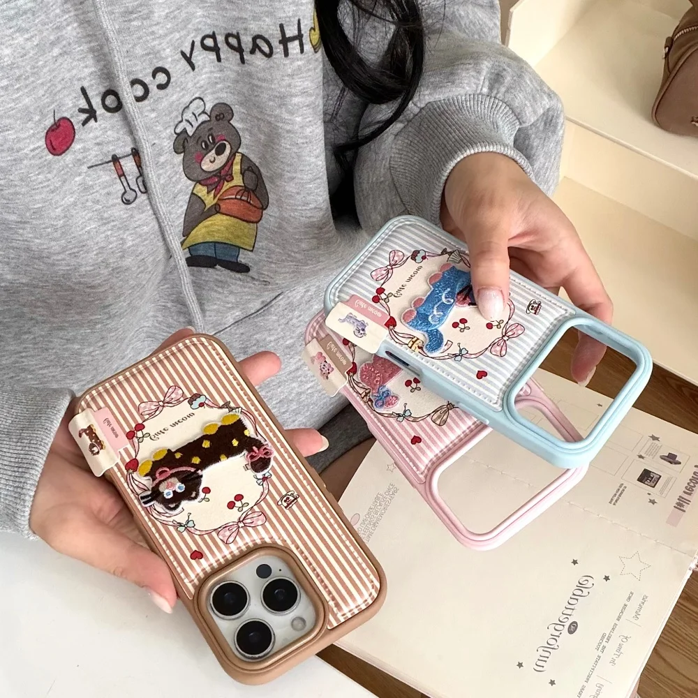 

Three-color striped leather embroidered cat series mobile phone case suitable for iPhone15/14/16/17new anti-fall protective case