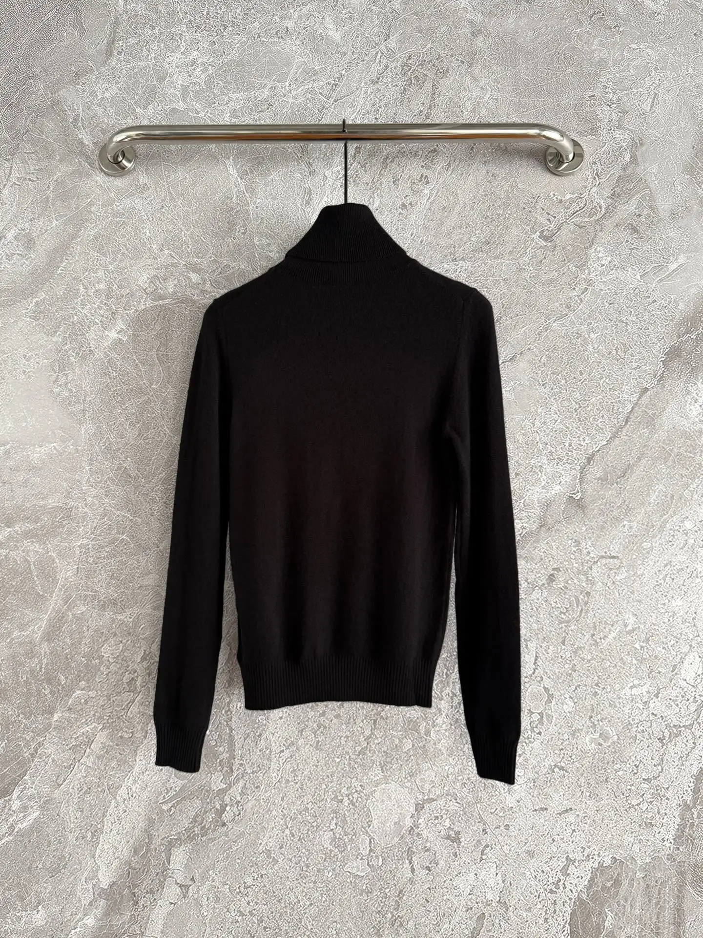 

Осенняя осень 2025г! Женский однотонный кашемировый свитер с высоким воротником — роскошный мягкий теплый, универсальный крой, идеально подходит для слоев и удовольствия