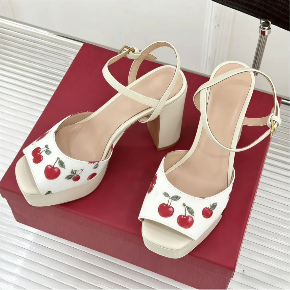 

Новейшие водонепроницаемые босоножки на высоком каблуке с вишневым узором, каблук 10,8 см, водонепроницаемая платформа из овчины 3,3 см, материал