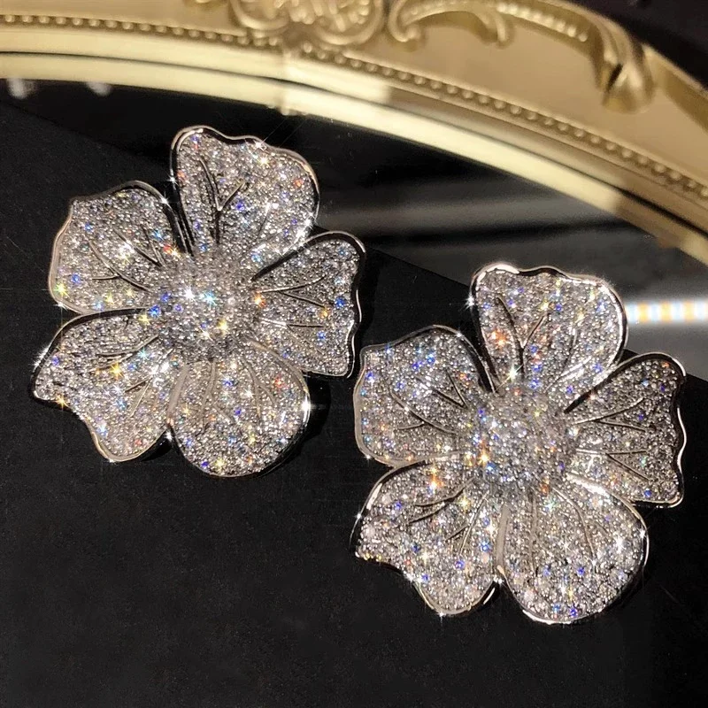 Huitan estetyczne duże kolczyki w kształcie kwiatu dla kobiet pełne Bling Iced Out CZ musujące kobiece kolczyki ślubna modna biżuteria — zdjęcie 2