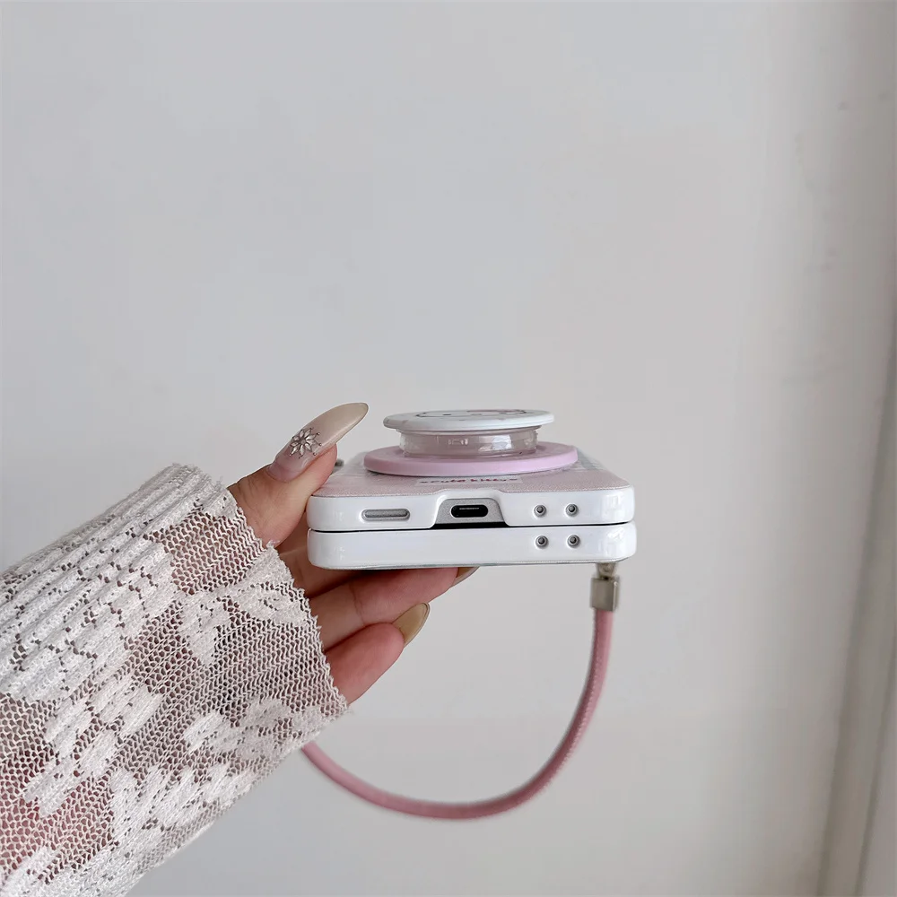Koreańskie etui na telefon z motywem kreskówkowego kota w kratę, z magnetycznym zamknięciem, do modeli Samsung Galaxy Z Flip6, 7 FE, Flip 8, 7, 6, Flip 5, 6, Flip7, 6, z podstawką i łańcuszkiem. — zdjęcie produktu 5