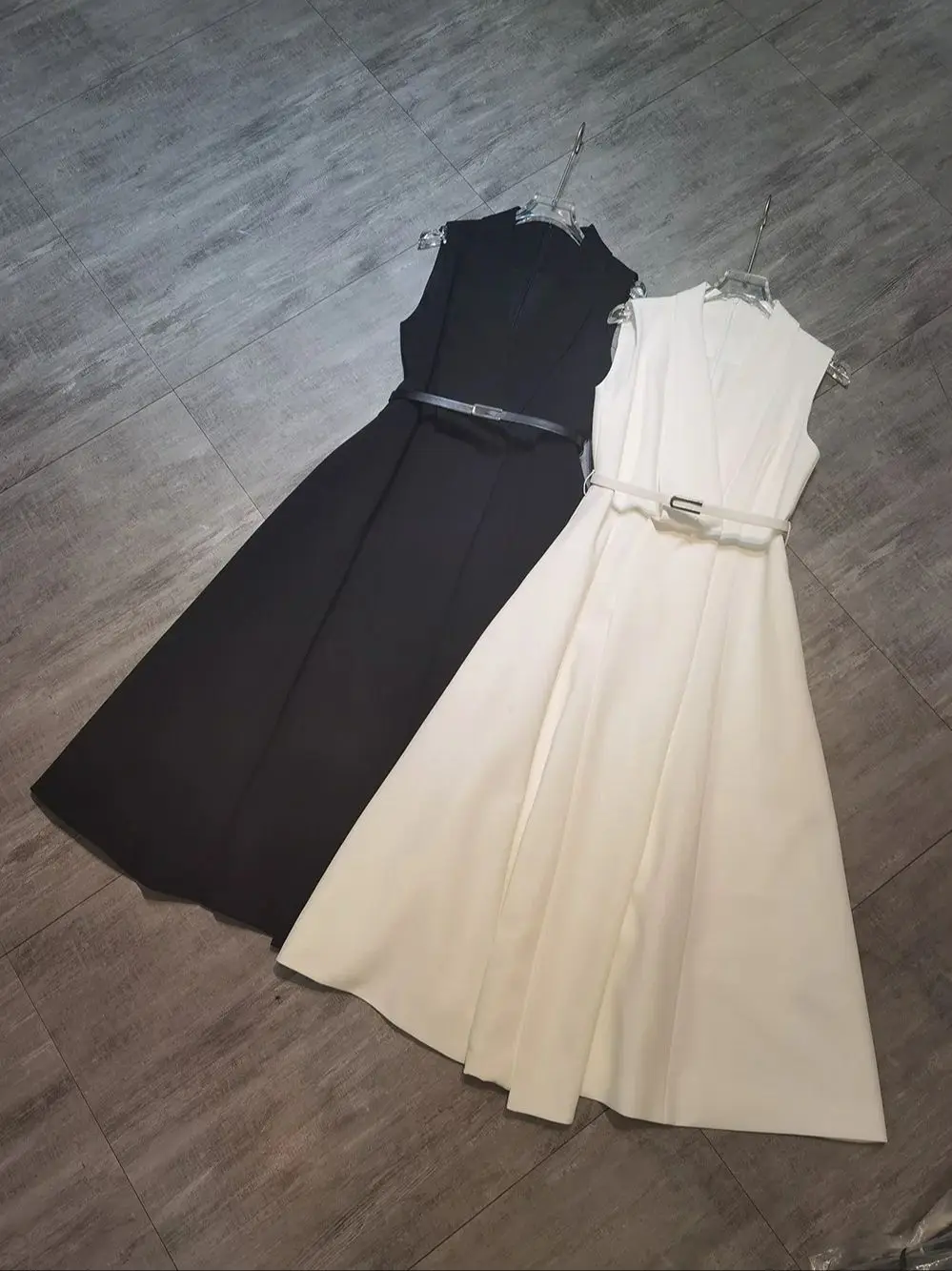 

Elegant summer V-neck sleeveless dress with belt