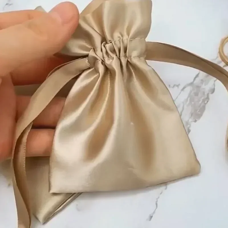 Konfigurowalne logo Złote satynowe torby na prezenty Kolczyki Pierścionki Szpilki Naszyjnik Bransoletka Biżuteria Muślinowe woreczki ze sznurkiem 9 * 12 cm 20 sztuk — zdjęcie 2