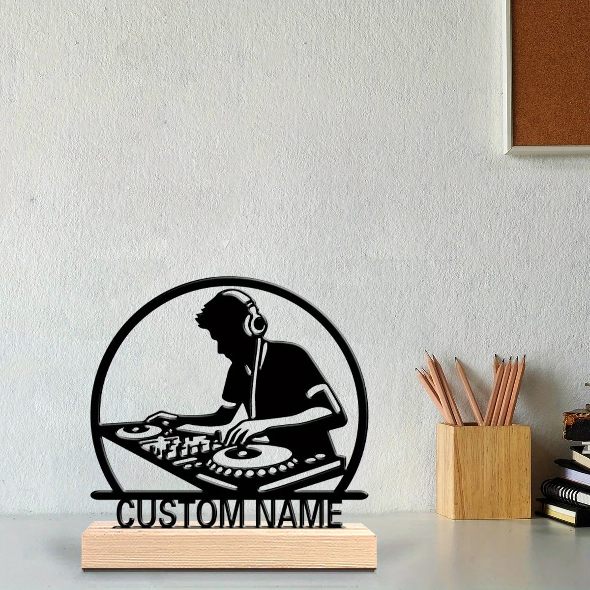 Personalisierte DJ-Statue mit individueller Namengravur - Robuste DJ-Plattenspieler-Skulptur aus Eisen & Musiknoten-Basis