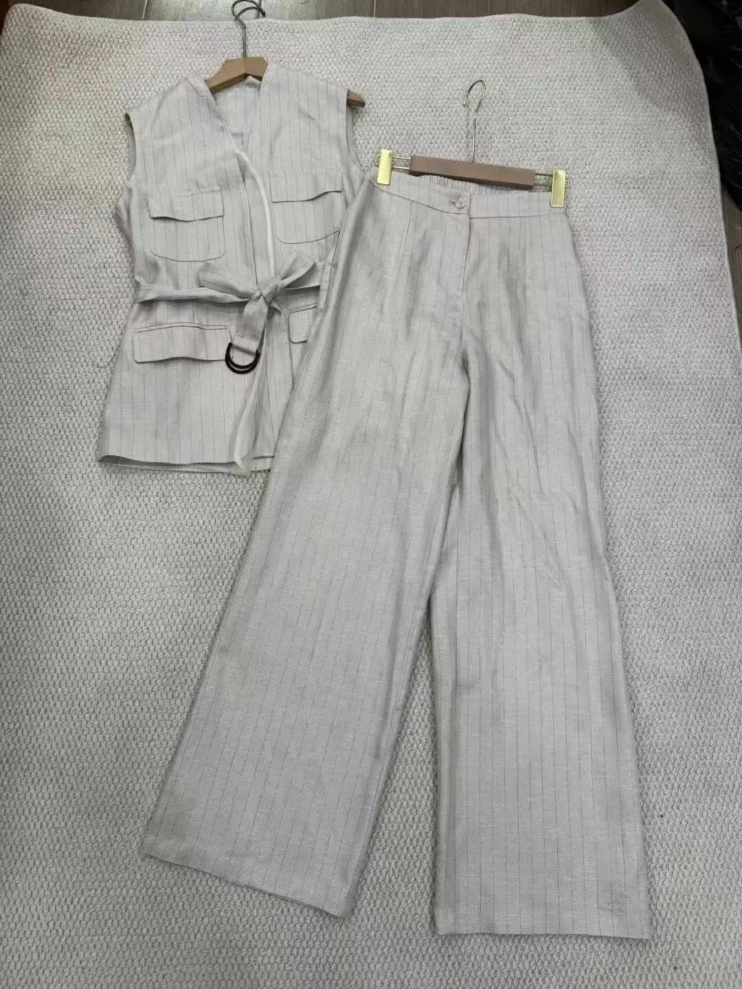 

Elegant 100% linen waist-cinching jacket and wide-leg trouser suit