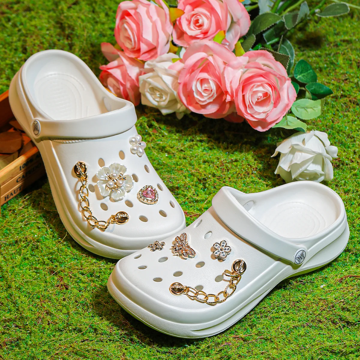 

Fashionable and casual women's beach shoes with metal, lotus, heart, gemstone accessories, comfortable clogs