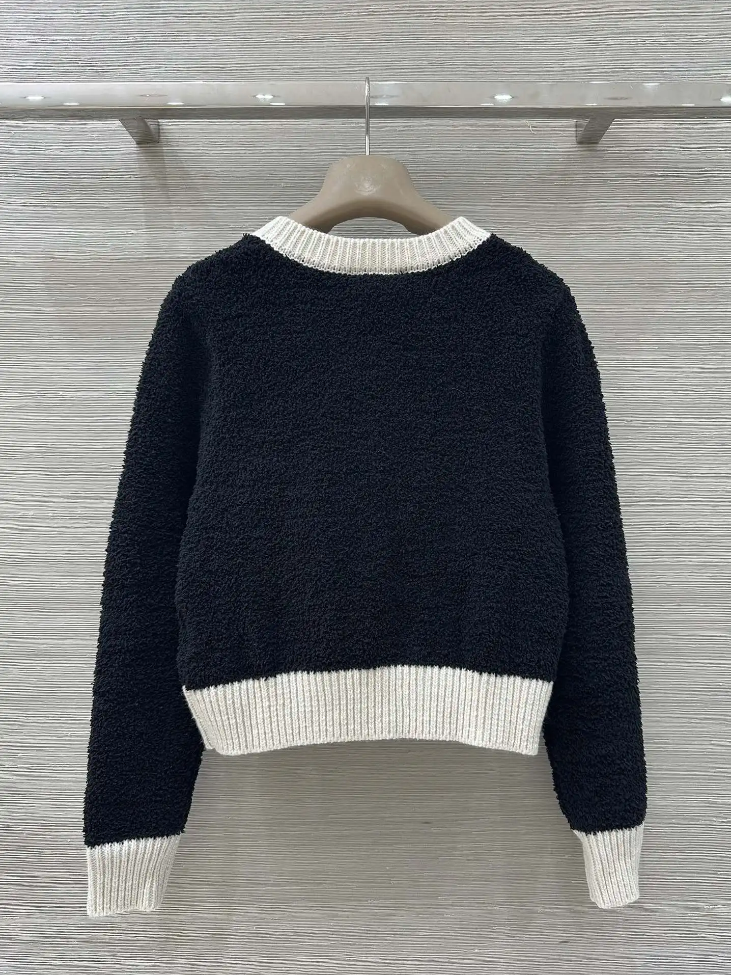 

Осень-зима 2021, женский черно-белый вязаный кардиган с круглым вырезом и контрастными карманами SU216