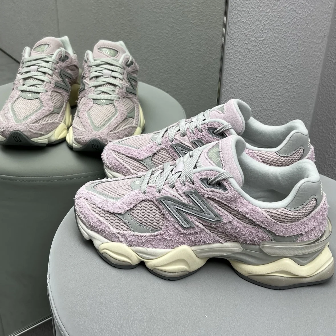 New Balance NB 9060 - حذاء كاجوال متعدد الاستخدامات ومتين وجيد التهوية ومنخفض القطع للرجال والنساء، باللون الوردي الفاتح والرمادي.