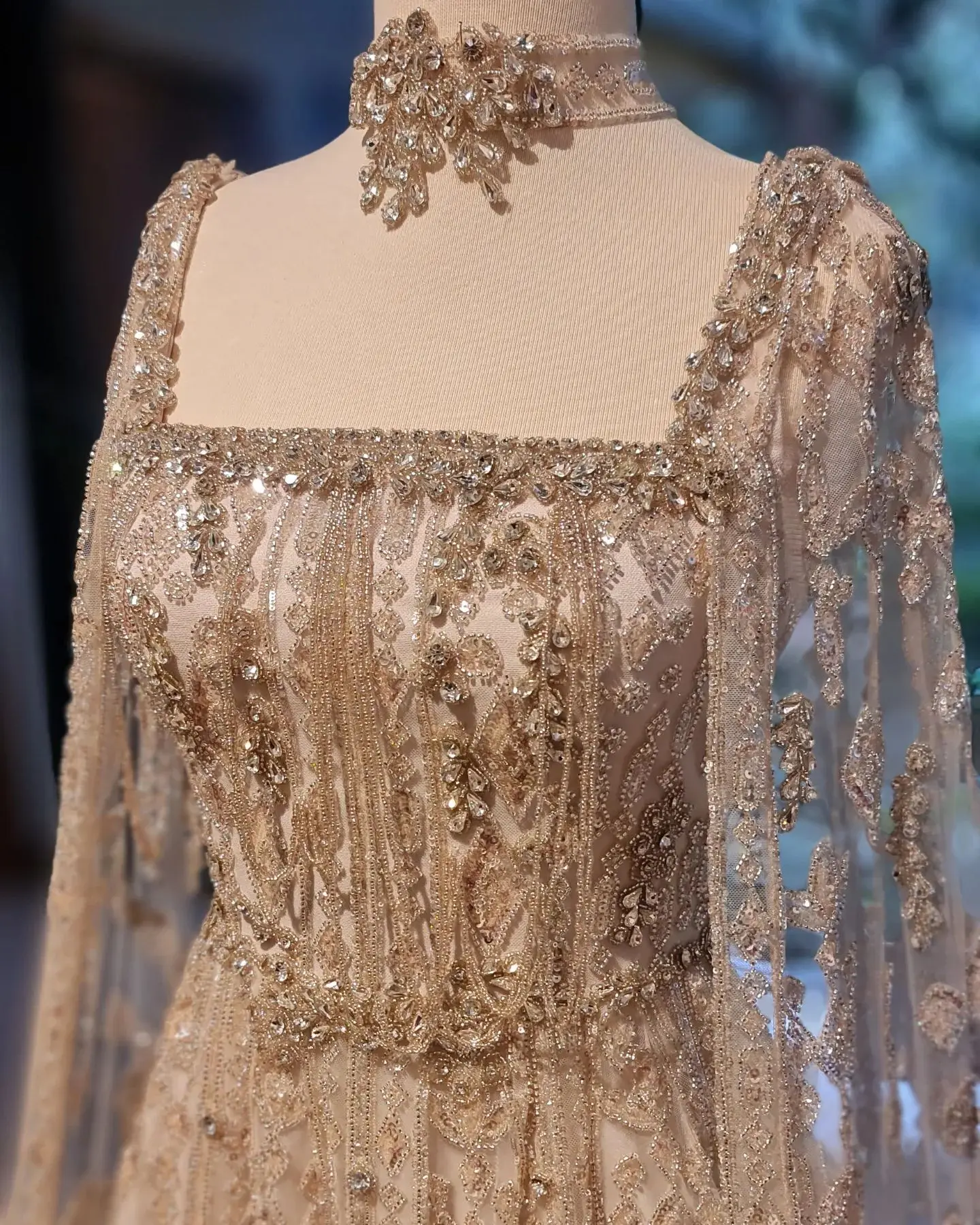 Sharon Said Elegantes Dubai Nude Arabisches Abendkleid mit Cape-Ärmeln Choker Weinrot Hochzeitsfeierkleider SS543 Maßanfertigung – Detail 7