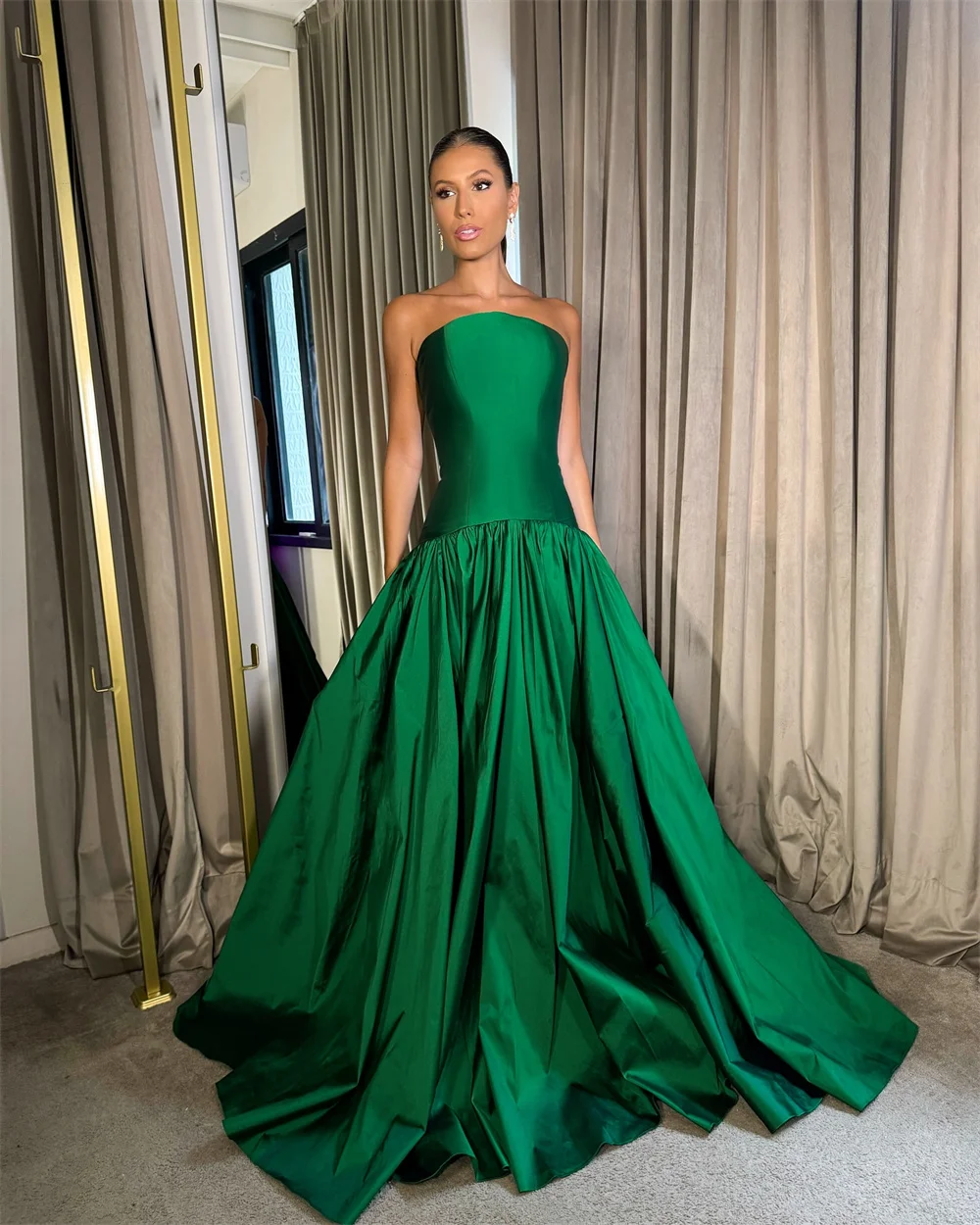 Kobe Rode Strapless Baljurk Feestjurken Satijn Ruglooze Rits Avondjurken Geplooid Vloerlengte Aangepaste Galajurken 2025