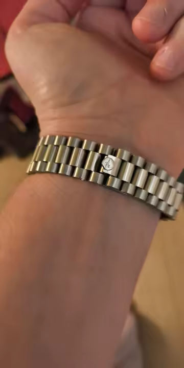 Montre avec cadran rose détail