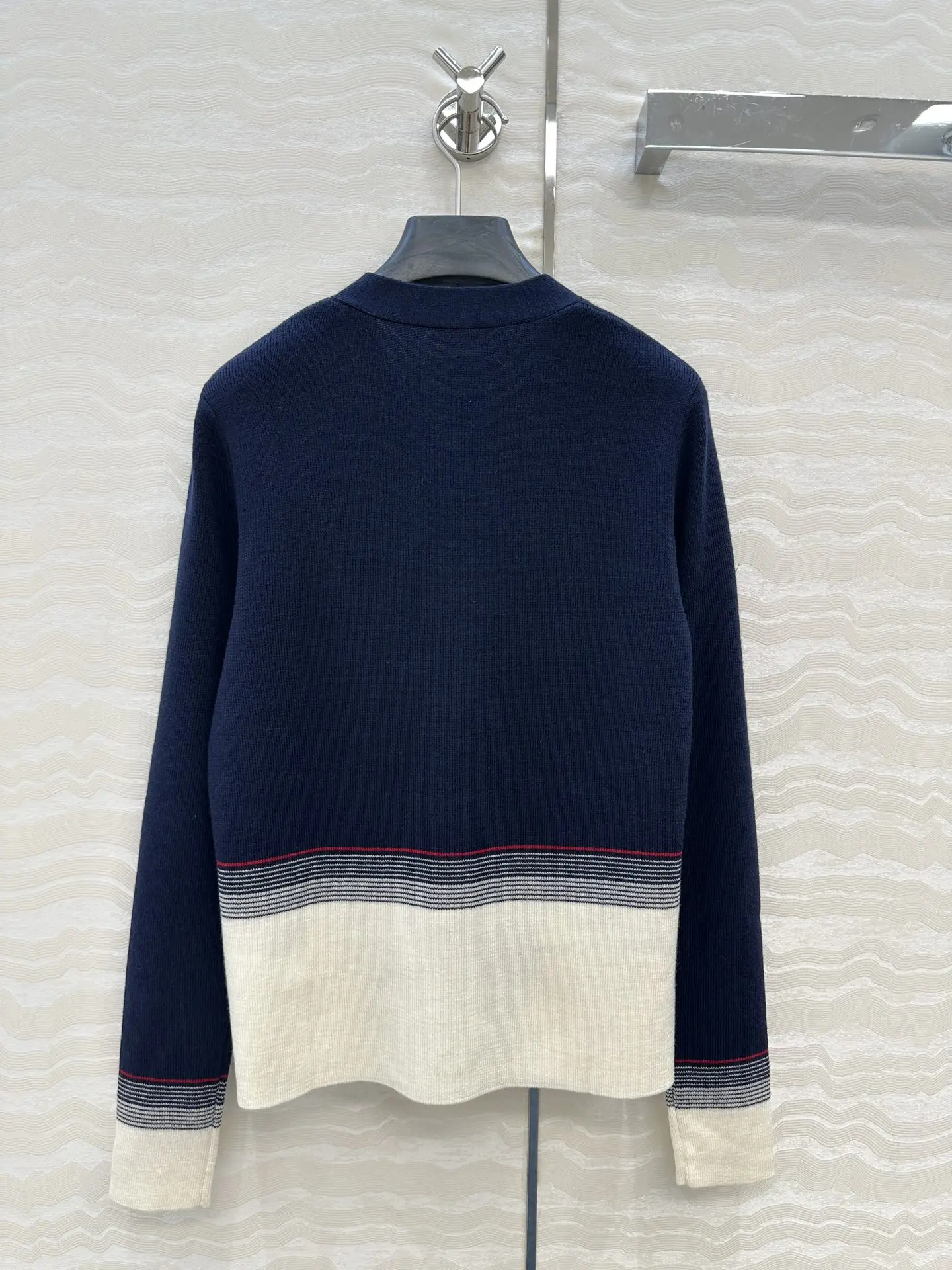 

2025 Spring/Summer Women's Classic V-neck Knitted Cardigan Wool Yarn Texture Delicate Contrast Embroidery Letters Comfortabl 194