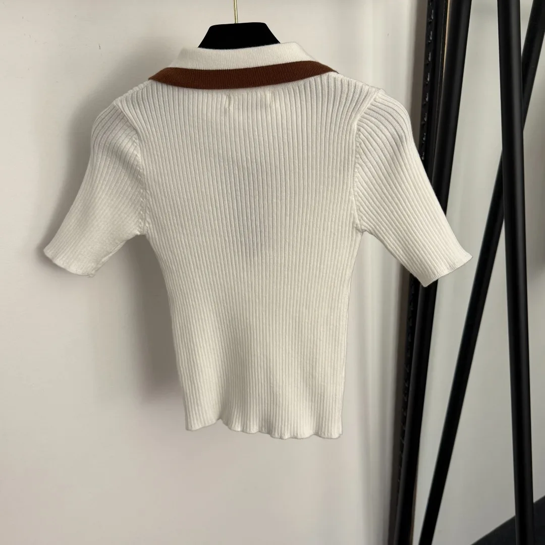 

2025 высококачественный женский тонкий вязаный свитер с короткими рукавами и вышитыми лацканами + вязаная плиссированная короткая юбка HL137