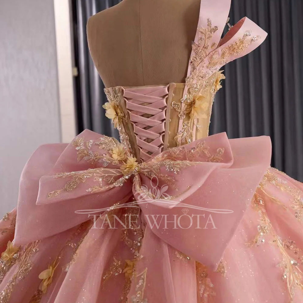 فستان Vestido Quinceañera 2025 فاخر بكتف واحد مزين بالترتر والدانتيل الوردي على شكل كرة زهرة Quinceanera
