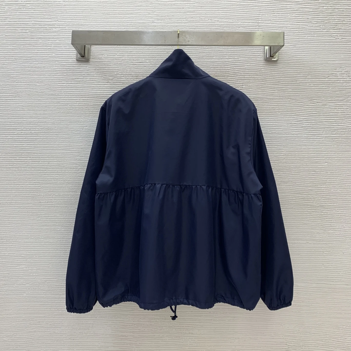 

Fashionable workwear style with large pockets, pleats, spliced hem,loose long sleeved jacket top jacket, and submachin